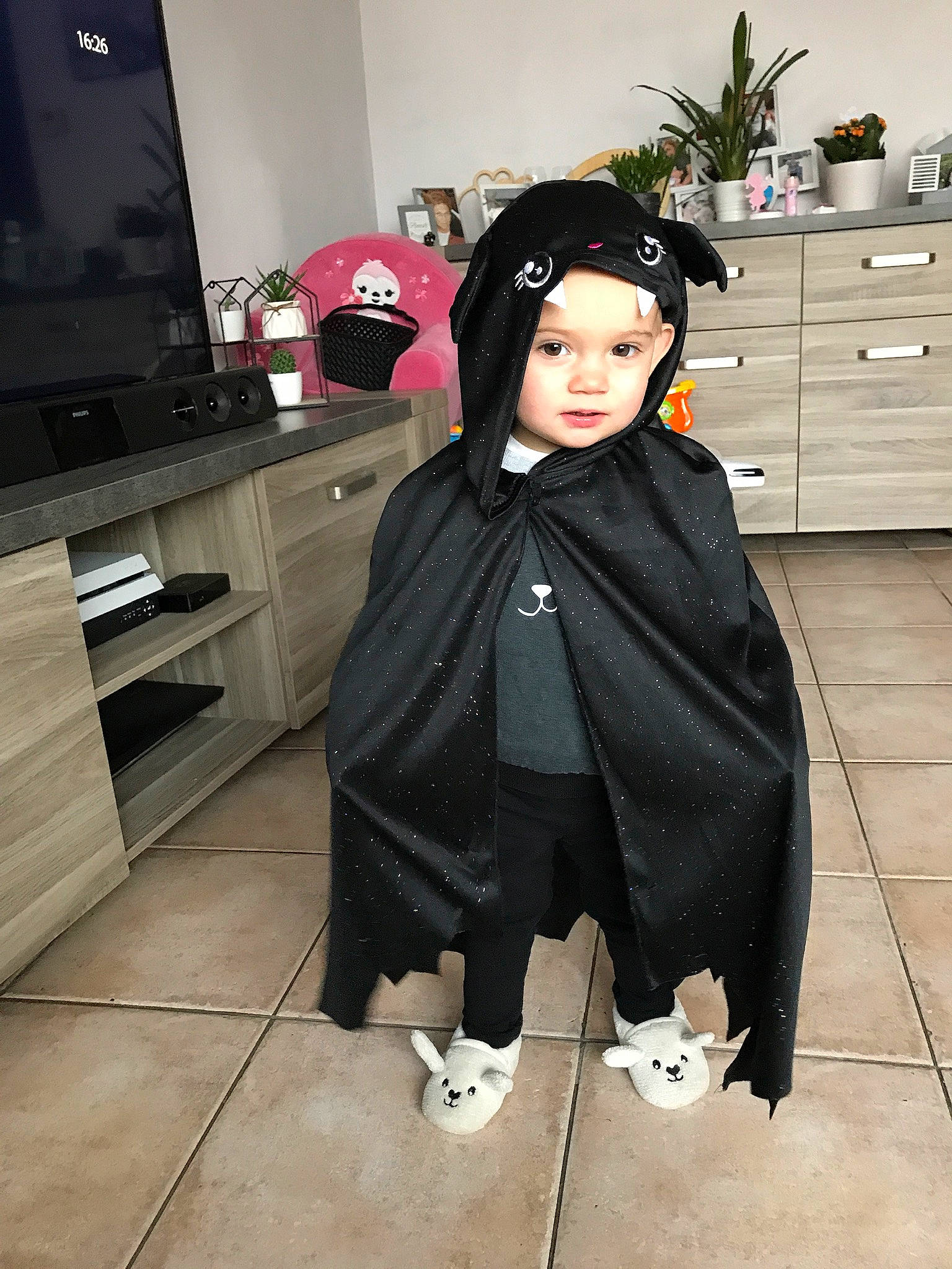 Lina a rejoint le concours — aidez-le/la à gagner de superbes lots ! black_hair, cloak, cosplay, costume, hime_cut, mantle, outerwear, person