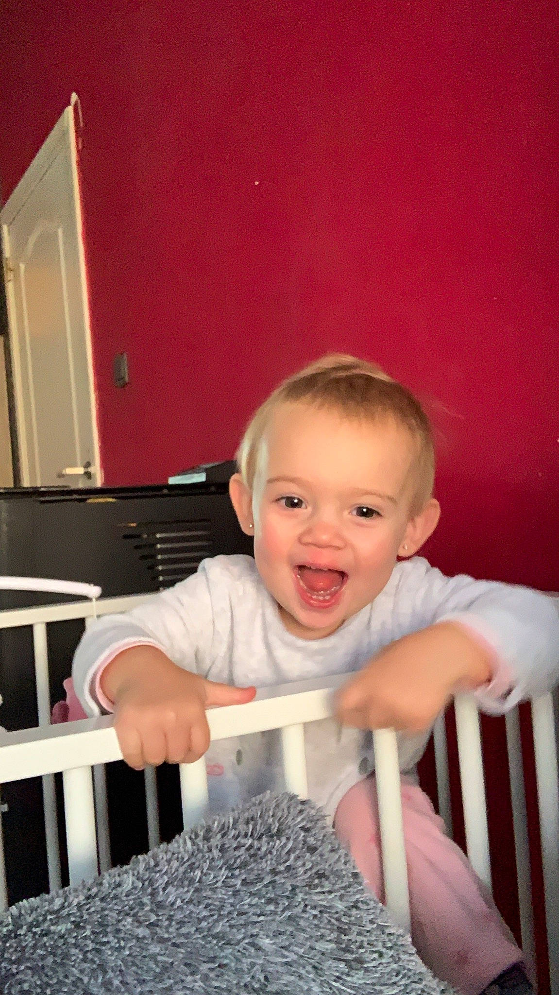 Lina participe au concours pour gagner de l'argent avec cette photo : baby, baby_safety, child, finger, furniture, person, sitting, toddler