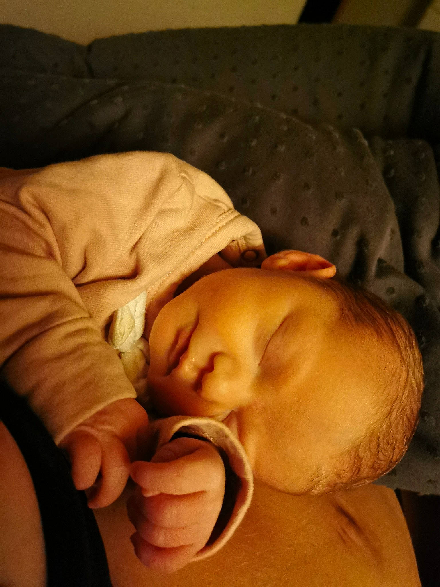 Garance a rejoint le concours — aidez-le/la à gagner de superbes lots ! baby, bedtime, cheek, child, comfort, finger, hand, mouth, muscle, nap, nose, person, skin, sleep, thumb