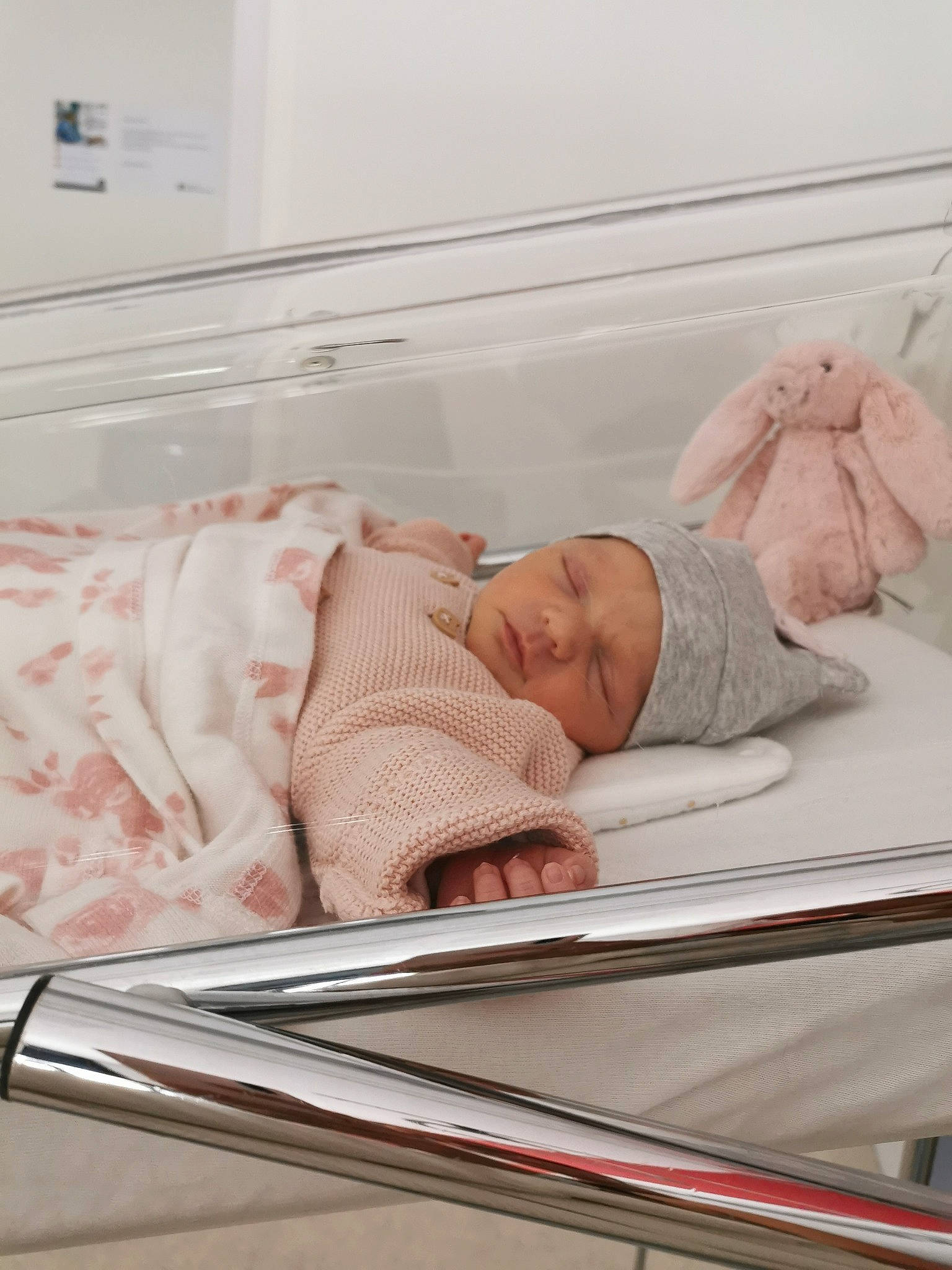 Garance a rejoint le concours — aidez-le/la à gagner de superbes lots ! baby, baby_safety, bed, birth, child, childbirth, comfort, furniture, headwear, hospital, nap, person, product, sleep, textile, toddler