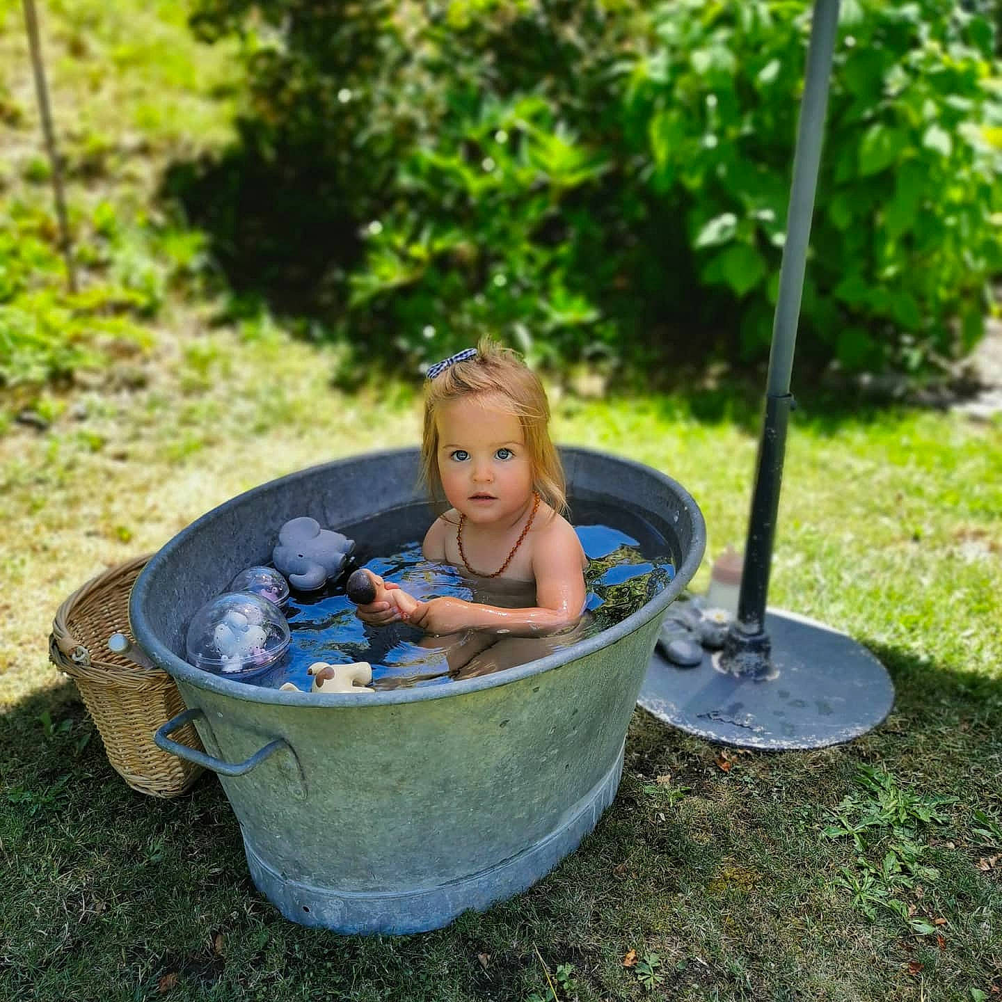 Ambre a rejoint le concours — aidez-le/la à gagner de superbes lots ! backyard, child, grass, jacuzzi, leisure, person, yard