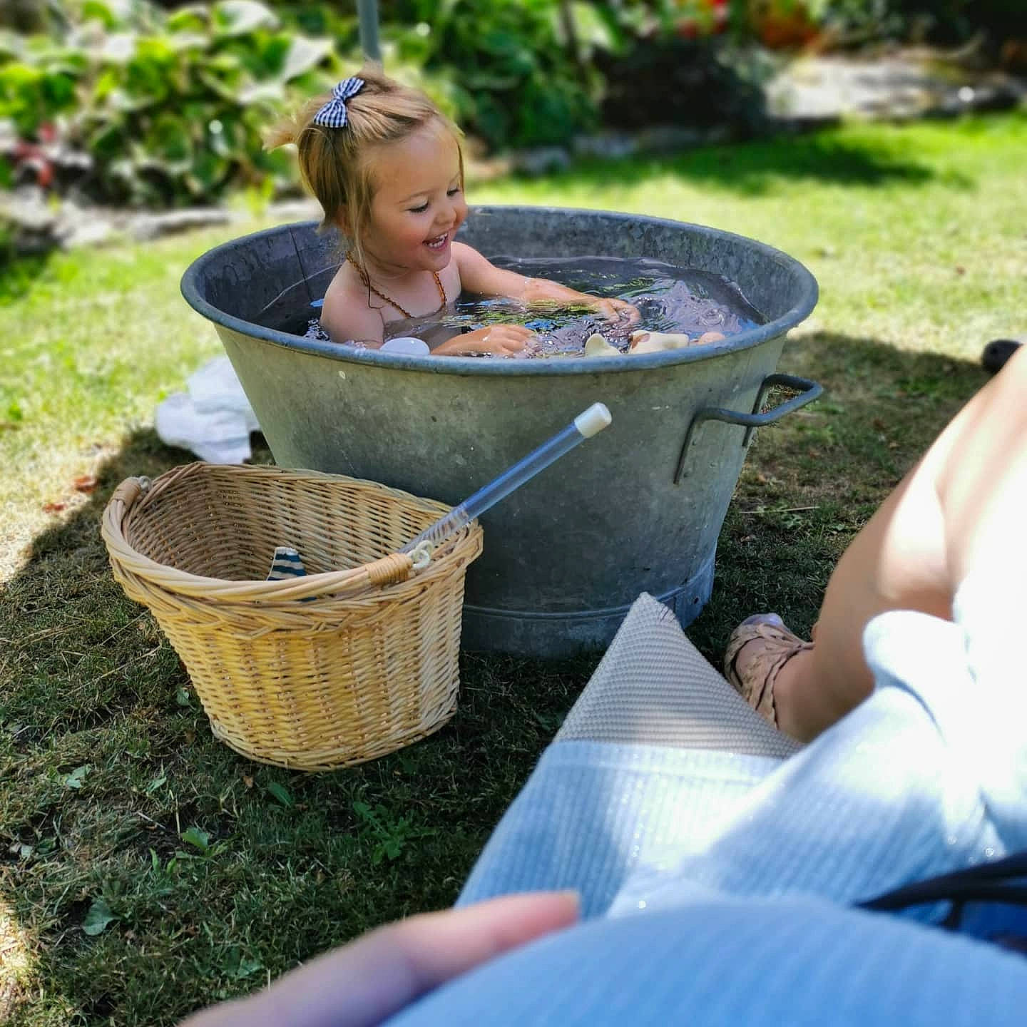 Ambre a rejoint le concours — aidez-le/la à gagner de superbes lots ! basket, grass, leisure, person, picnic, plant, wicker