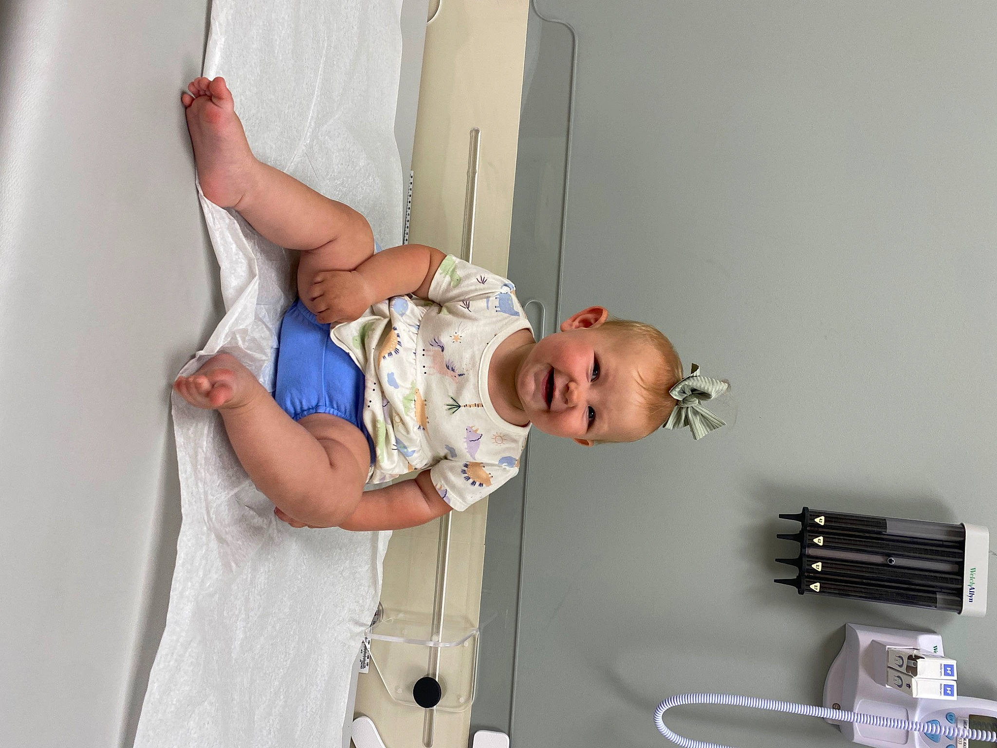 Isla is registered to the contest to win money with this photo: abdomen, baby, baby_products, child, clinic, comfort, elbow, health_care, hospital, human_leg, joint, joy, knee, machine, medical_equipment, person, room, service, shoulder, smile