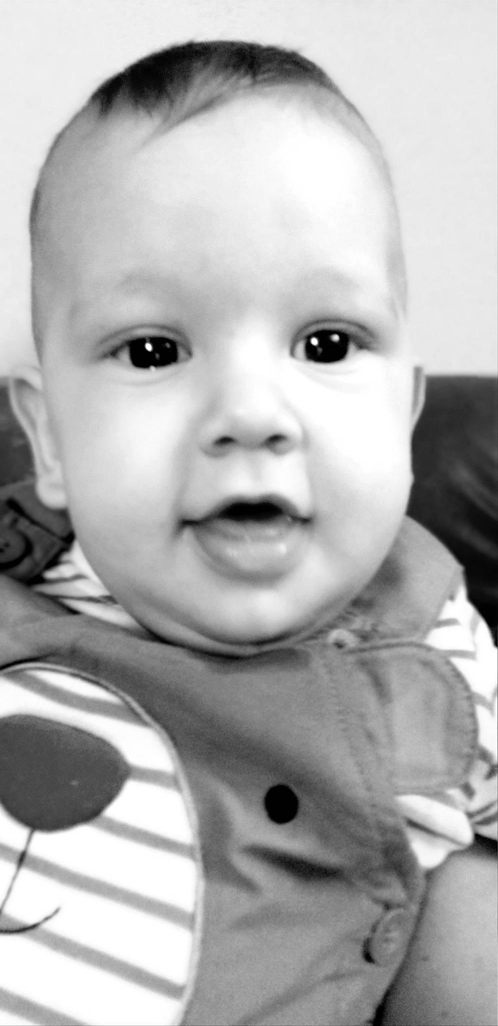 Bastien a rejoint le concours — aidez-le/la à gagner de superbes lots ! baby, black_and_white, cheek, child, chin, eye, face, facial_expression, forehead, head, iris, lip, monochrome, mouth, nose, person, photograph, skin, smile, toddler