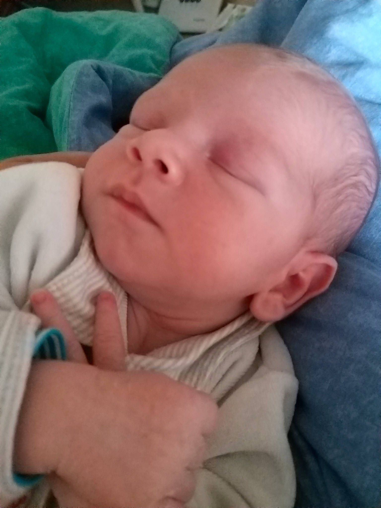 Bastien a rejoint le concours — aidez-le/la à gagner de superbes lots ! baby, baby_sleeping, bedtime, birth, cheek, child, childbirth, chin, ear, eye, face, hand, head, lip, mouth, nap, nose, person, skin, sleep