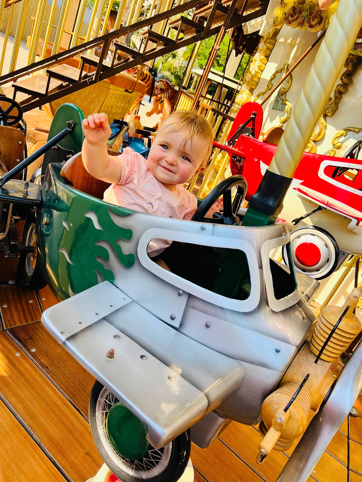 Lou a rejoint le concours — aidez-le/la à gagner de superbes lots ! amusement_park, amusement_ride, baby, child, engineering, event, fun, happy, joy, leisure, machine, motor_vehicle, nonbuilding_structure, person, play, recreation, roller_coaster, smile, t_shirt, toddler