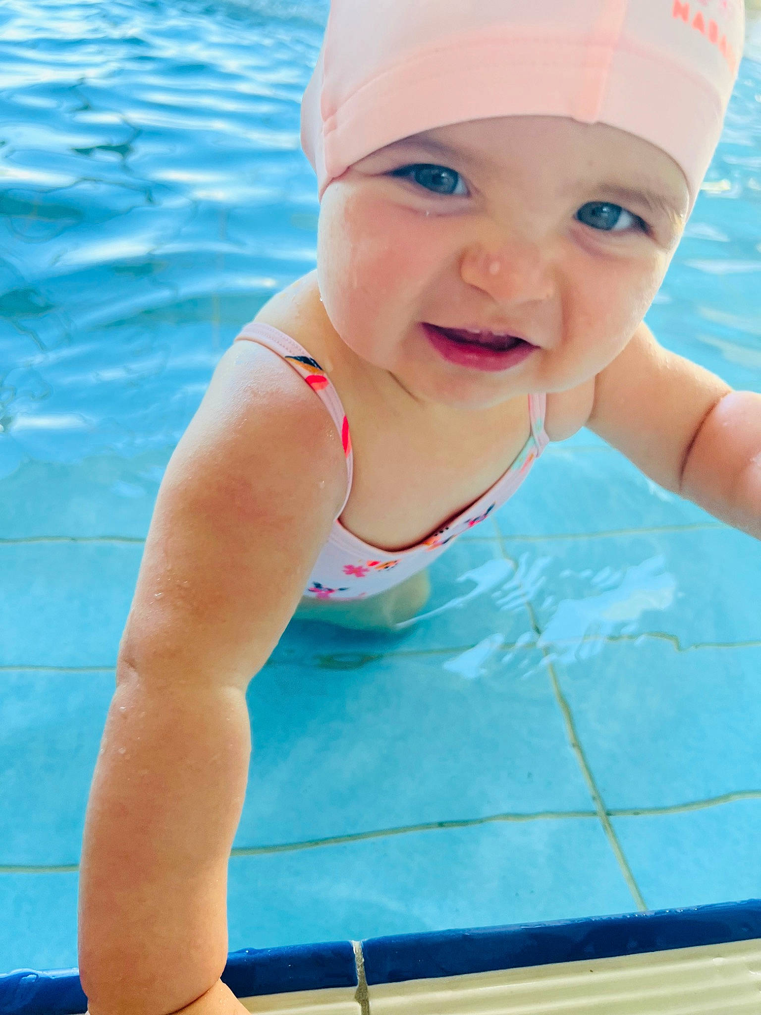 Lou participe au concours pour gagner de l'argent avec cette photo : aqua, azure, blue, cap, child, electric_blue, face, fun, happy, hat, headgear, headwear, leisure, muscle, person, personal_protective_equipment, pink, recreation, smile, swimming_pool