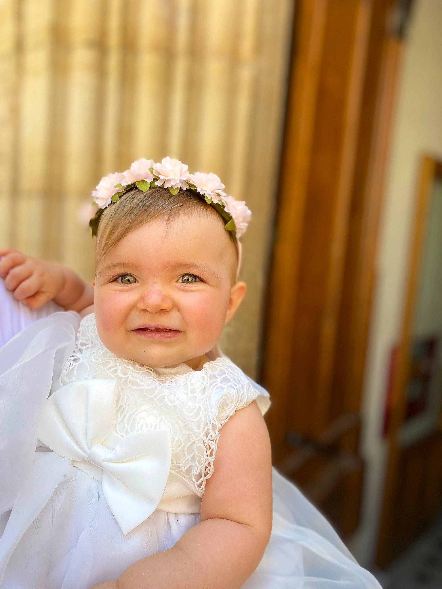 Lou a rejoint le concours — aidez-le/la à gagner de superbes lots ! baby_toddler_clothing, bridal_accessory, bridal_clothing, dress, embellishment, eye, flash_photography, gown, hand, happy, headband, headgear, headpiece, iris, jewellery, joy, person, plant, skin, smile