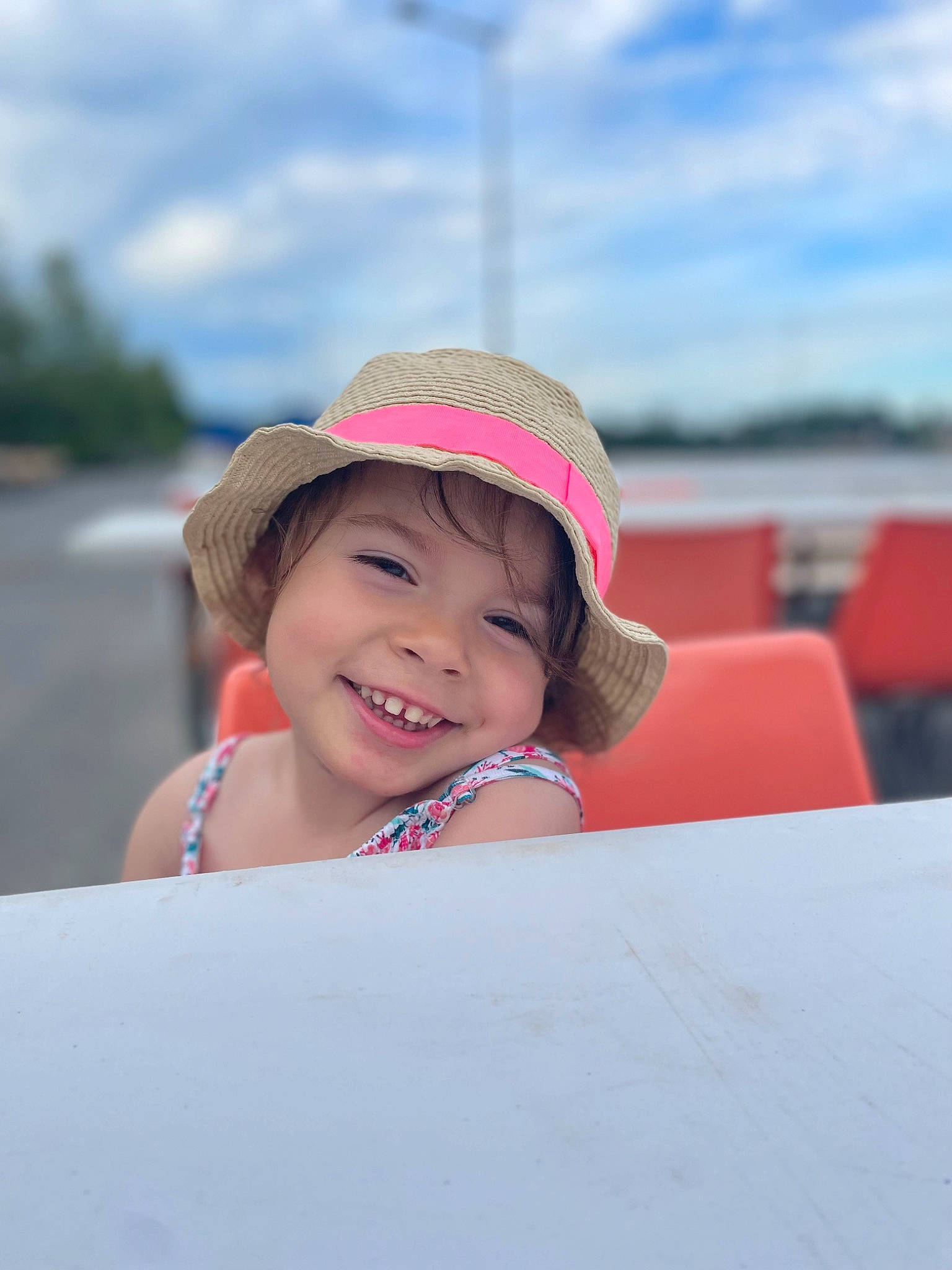 Adélya participe au concours pour gagner de l'argent avec cette photo : body_of_water, cap, cloud, electric_blue, fashion_accessory, flash_photography, fun, happy, hat, headgear, headwear, joy, leisure, lip, magenta, person, recreation, sand, sky, smile