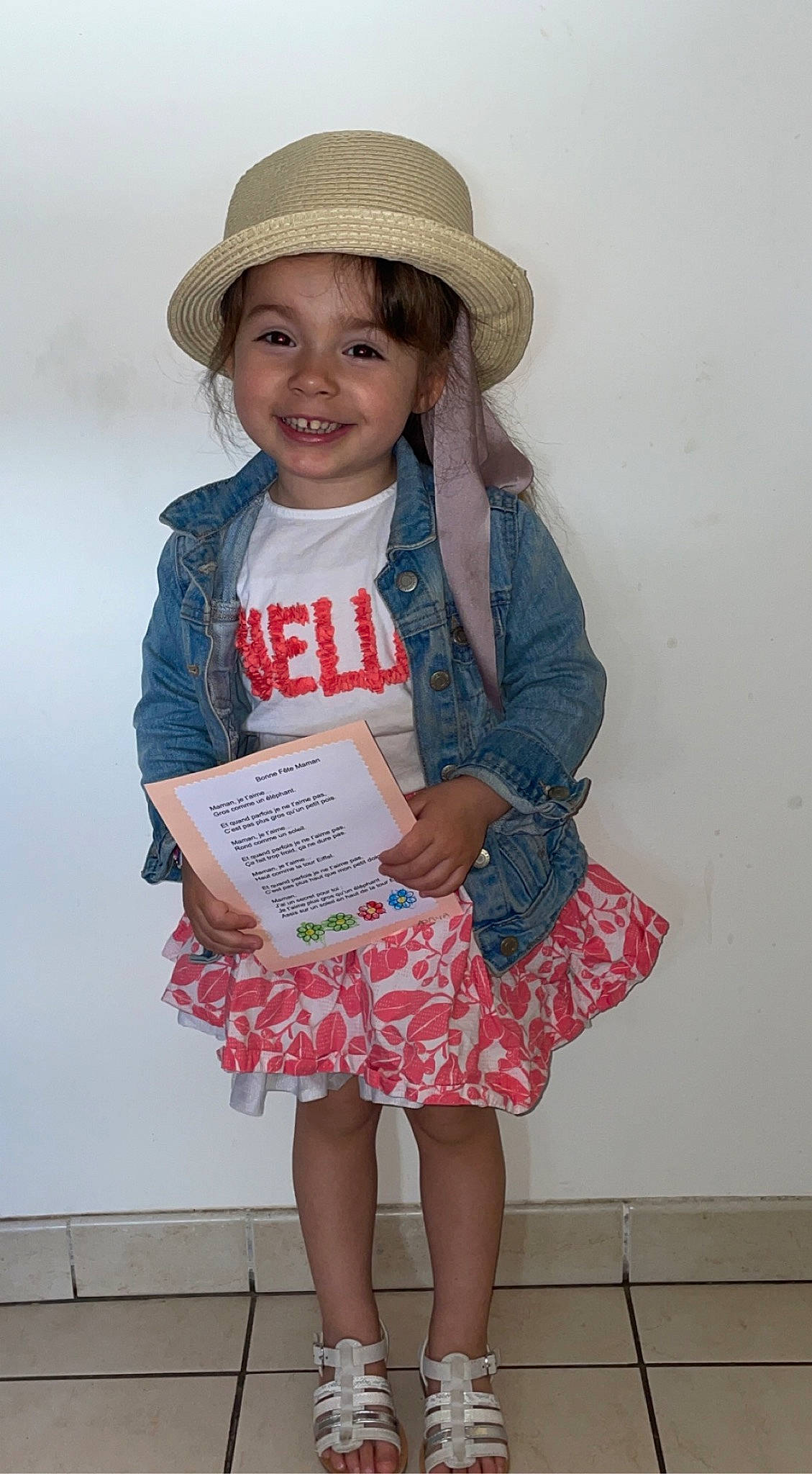 Adélya a rejoint le concours — aidez-le/la à gagner de superbes lots ! child, clothing, day_dress, electric_blue, event, face, fashion_accessory, fashion_design, fun, happy, hat, joy, organ, pattern, person, pink, sleeve, smile, standing, sun_hat