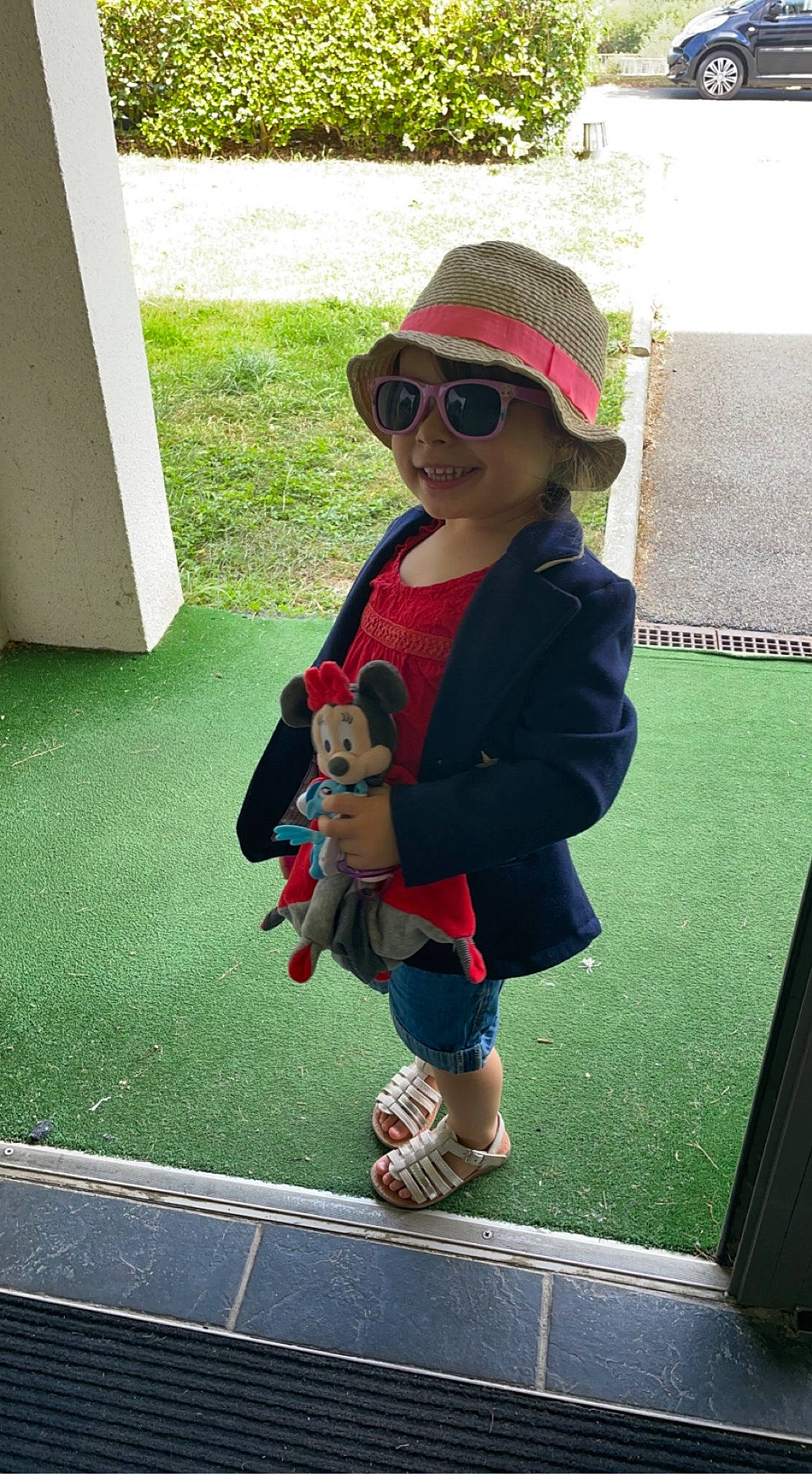 Adélya participe au concours pour gagner de l'argent avec cette photo : cap, child, clothing, eyewear, fun, glasses, goggles, grass, hat, headwear, human_leg, joy, leisure, pattern, person, plant, recreation, smile, sun_hat, sunglasses