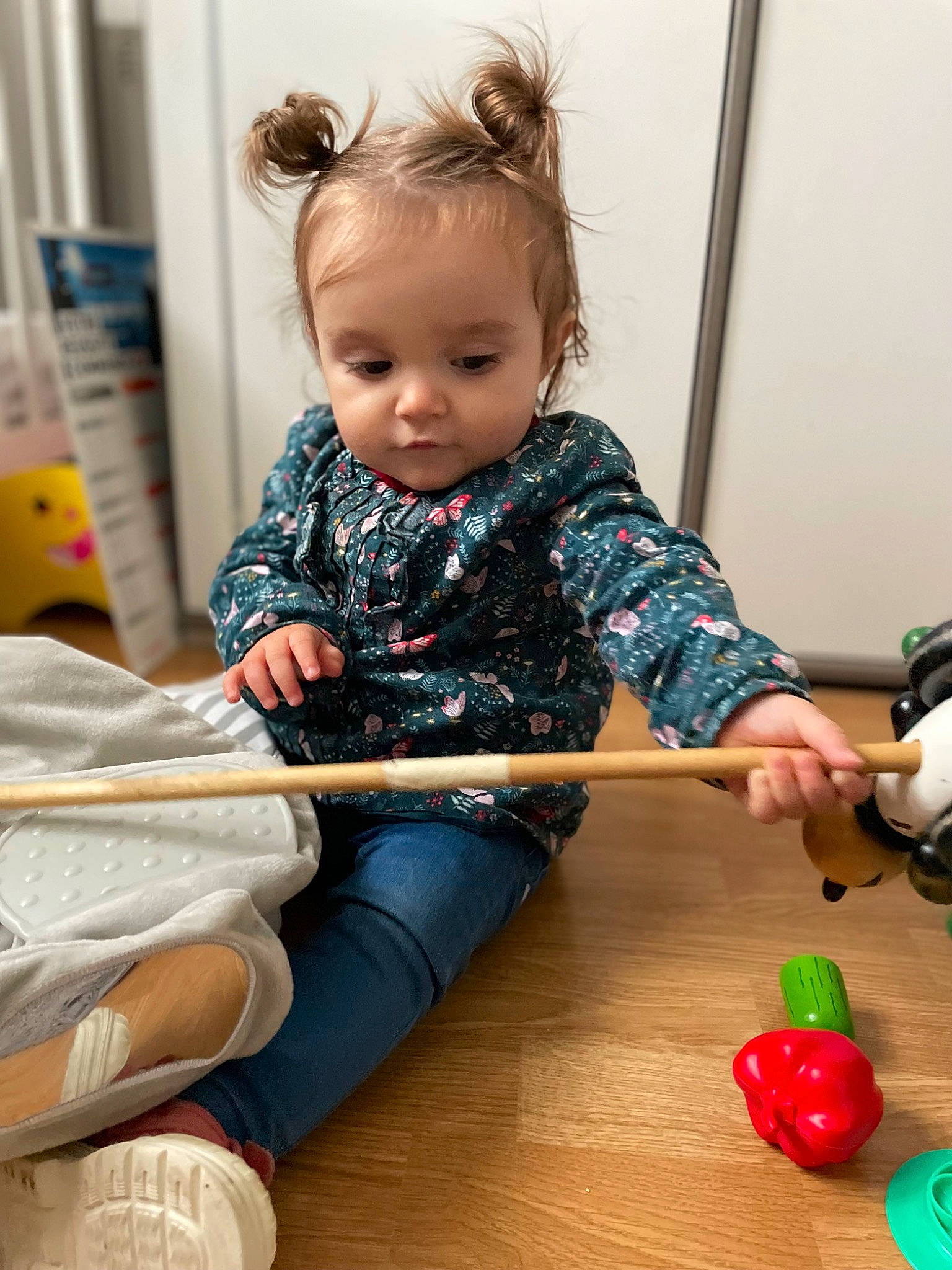 Diana participe au concours pour gagner de l'argent avec cette photo : baby, baby_playing_with_toys, baby_toddler_clothing, chair, child, flooring, fun, hardwood, head, natural_foods, person, play, room, sitting, t_shirt, tableware, toddler, toy, varnish, vegetable