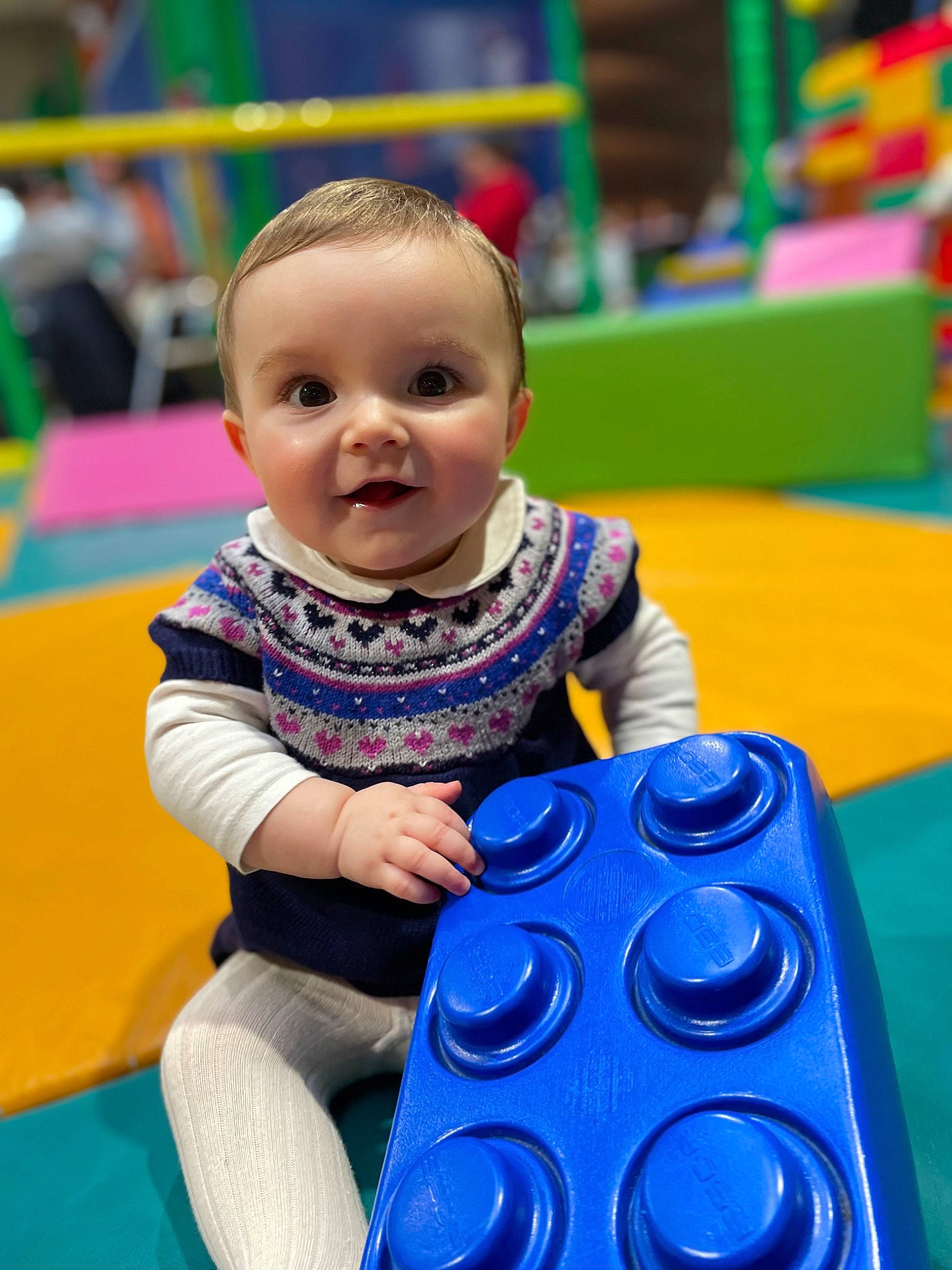 Diana a rejoint le concours — aidez-le/la à gagner de superbes lots ! baby, baby_playing_with_toys, child, electric_blue, facial_expression, flooring, fun, happy, joy, leisure, person, photograph, play, playground, recreation, red, room, sitting, smile, snapshot