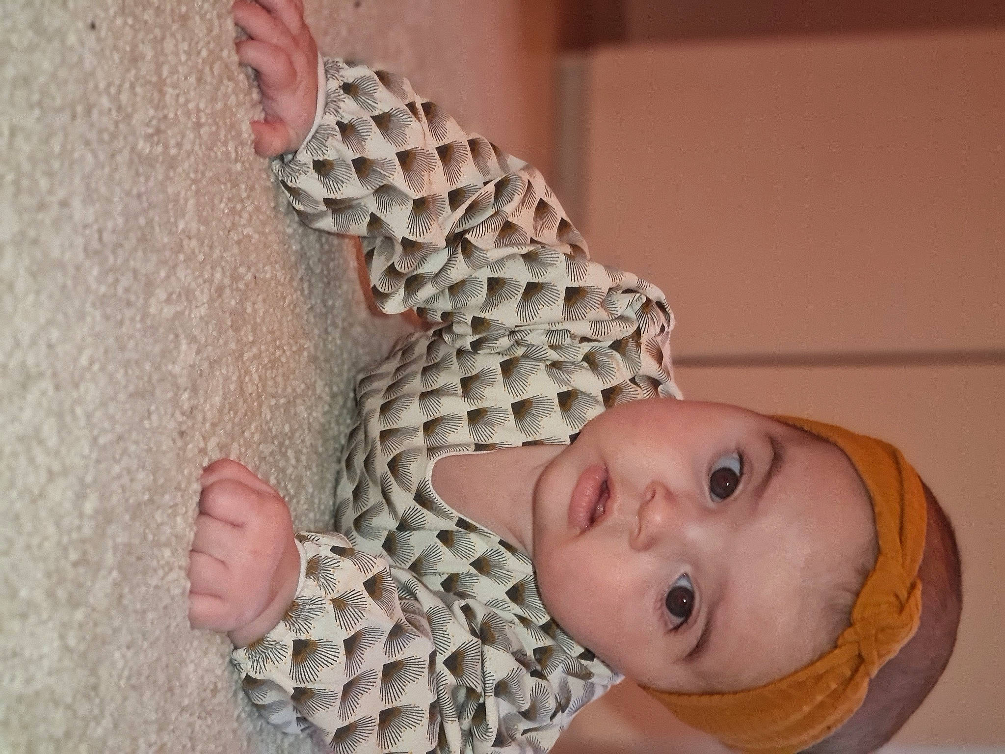 Valentina a rejoint le concours — aidez-le/la à gagner de superbes lots ! art, baby, baby_toddler_clothing, comfort, craft, creative_arts, flooring, foot, gesture, headgear, linens, nail, pattern, person, sleeve, smile, thumb, wood, wool, woolen
