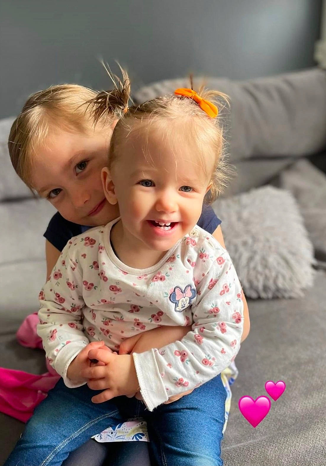 Chloé a rejoint le concours — aidez-le/la à gagner de superbes lots ! baby_toddler_clothing, cheek, chin, eye, face, facial_expression, hair, happy, head, iris, jeans, joy, lip, nose, organ, person, photograph, pink, skin, smile