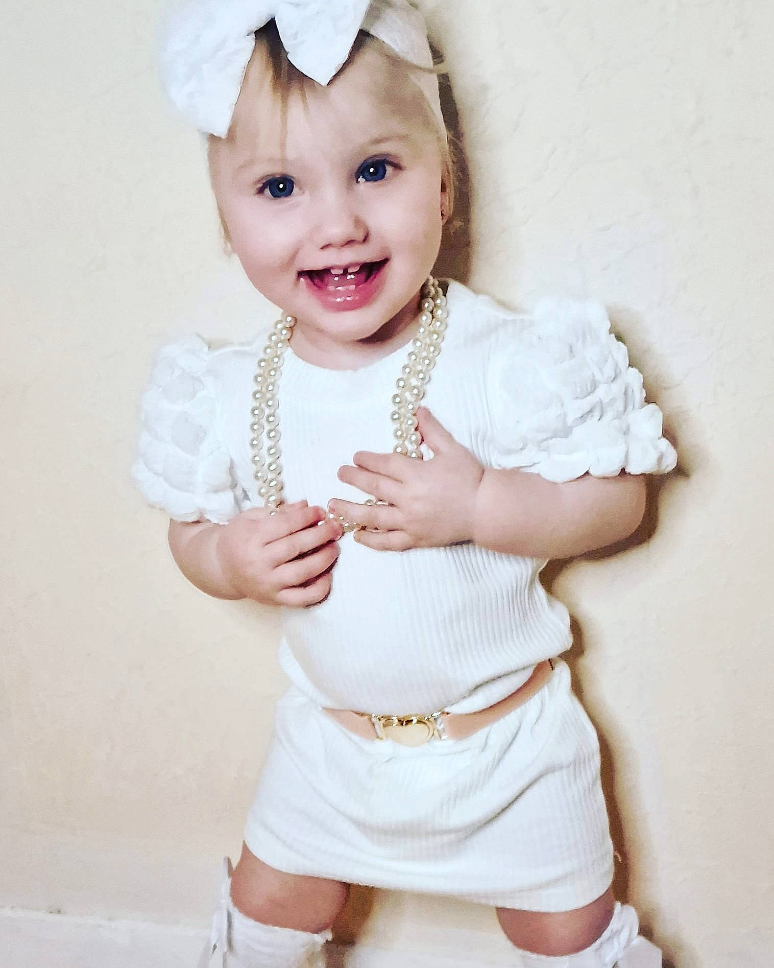 Myriabella participe au concours pour gagner de l'argent avec cette photo : baby, baby_toddler_clothing, child, embellishment, face, facial_expression, finger, flash_photography, gesture, happy, headband, headpiece, jewellery, joy, pattern, person, pink, skin, sleeve, smile