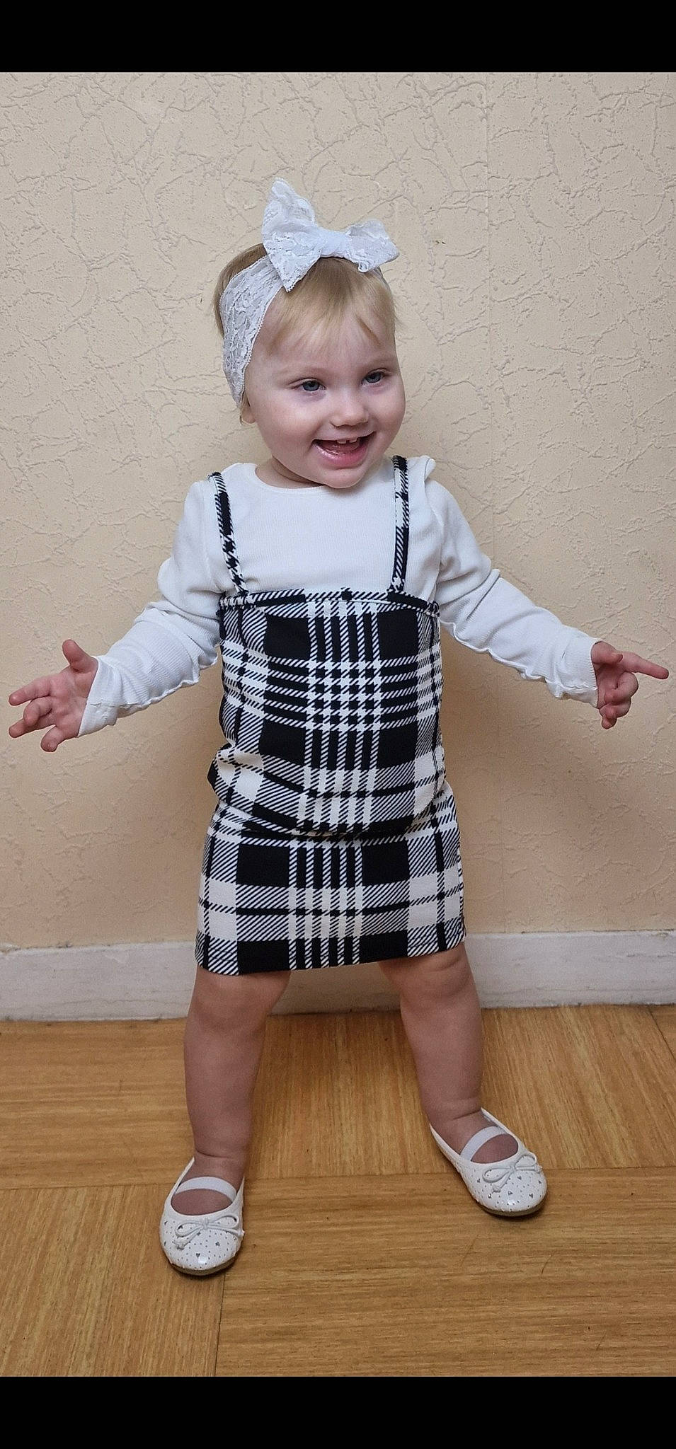 Myriabella participe au concours pour gagner de l'argent avec cette photo : baby_toddler_clothing, clothing, dress, dress_shirt, eye, face, gesture, hair, hairstyle, happy, head, joy, knee, one_piece_garment, person, plaid, sleeve, smile, standing, tartan