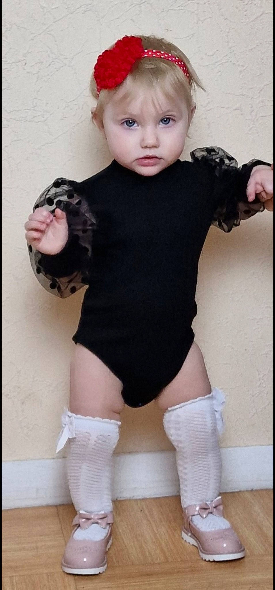 Myriabella a rejoint le concours — aidez-le/la à gagner de superbes lots ! abdomen, baby_toddler_clothing, beauty, black, chest, eyelash, gesture, human_body, joint, knee, leg, neck, person, pink, shoulder, sleeve, thigh, toddler, trunk, waist