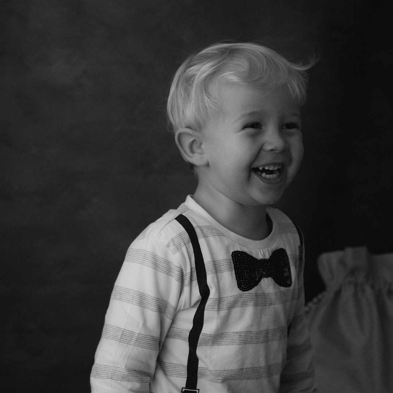 Liam a rejoint le concours — aidez-le/la à gagner de superbes lots ! accessories, bodypart, boy, child, clothing, face, finger, formalwear, hand, happy, head, longsleeve, male, person, photography, portrait, shirt, sleeve, smile, tie