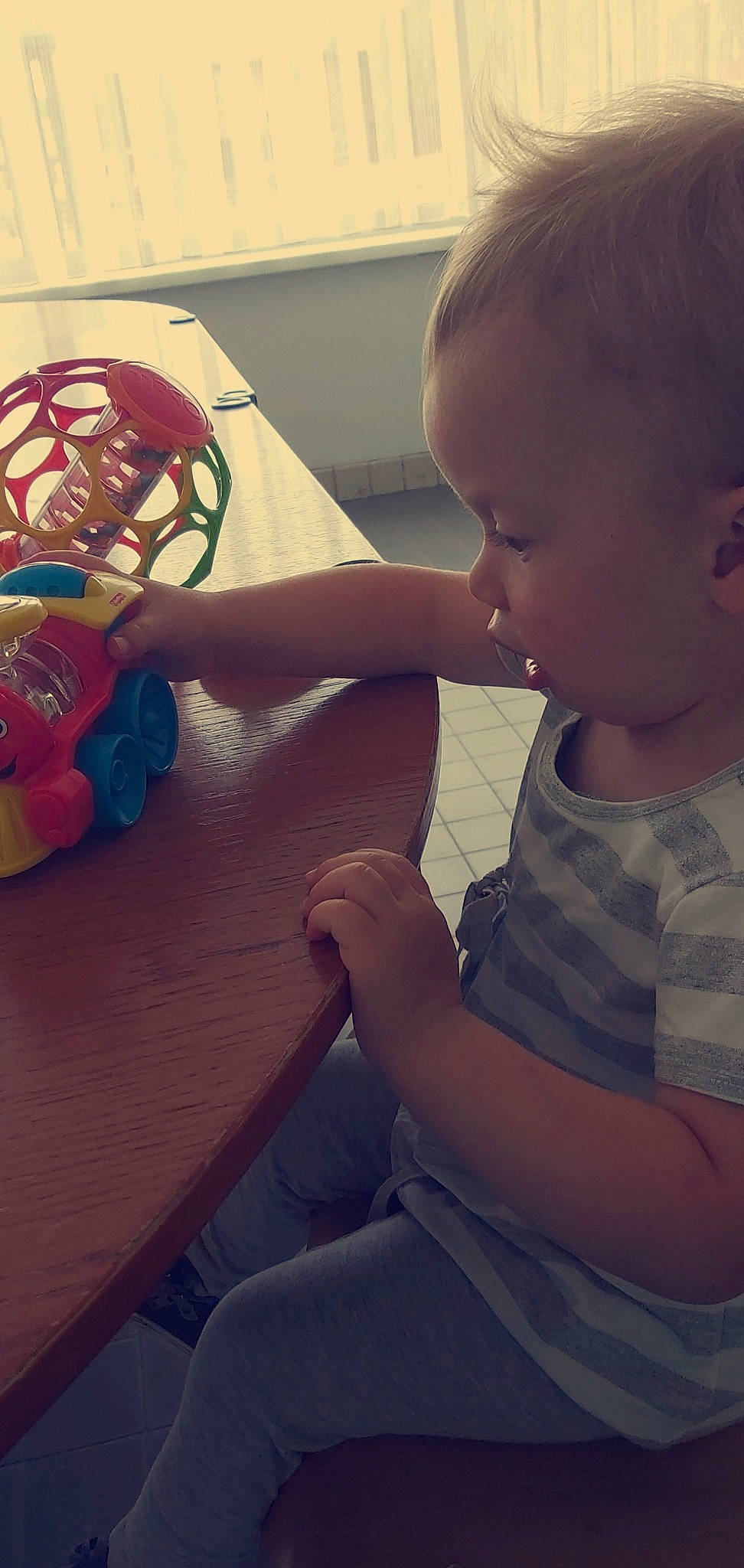 Thalya participe au concours pour gagner de l'argent avec cette photo : arm, baby, cheek, child, ear, finger, fun, hand, leg, person, play, toddler, under_exposed