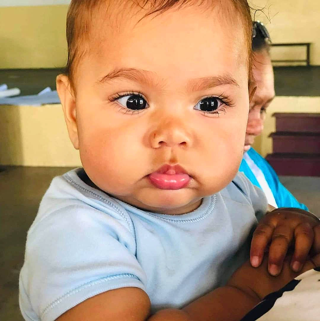 Leyna participe au concours pour gagner de l'argent avec cette photo : baby, baby_toddler_clothing, cheek, child, ear, eyebrow, eyelash, finger, gesture, happy, iris, lip, mouth, nose, person, skin, sleeve, smile, t_shirt, thumb