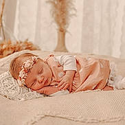 Elise a rejoint le concours — aidez-le/la à gagner de superbes lots ! baby, bed, blanket, child, clothing, cozy, cute, flower_crown, headband, indoors, infant, newborn, peaceful, polka_dot, portrait, resting, sleeping, soft_lighting, toddler, warm_colors