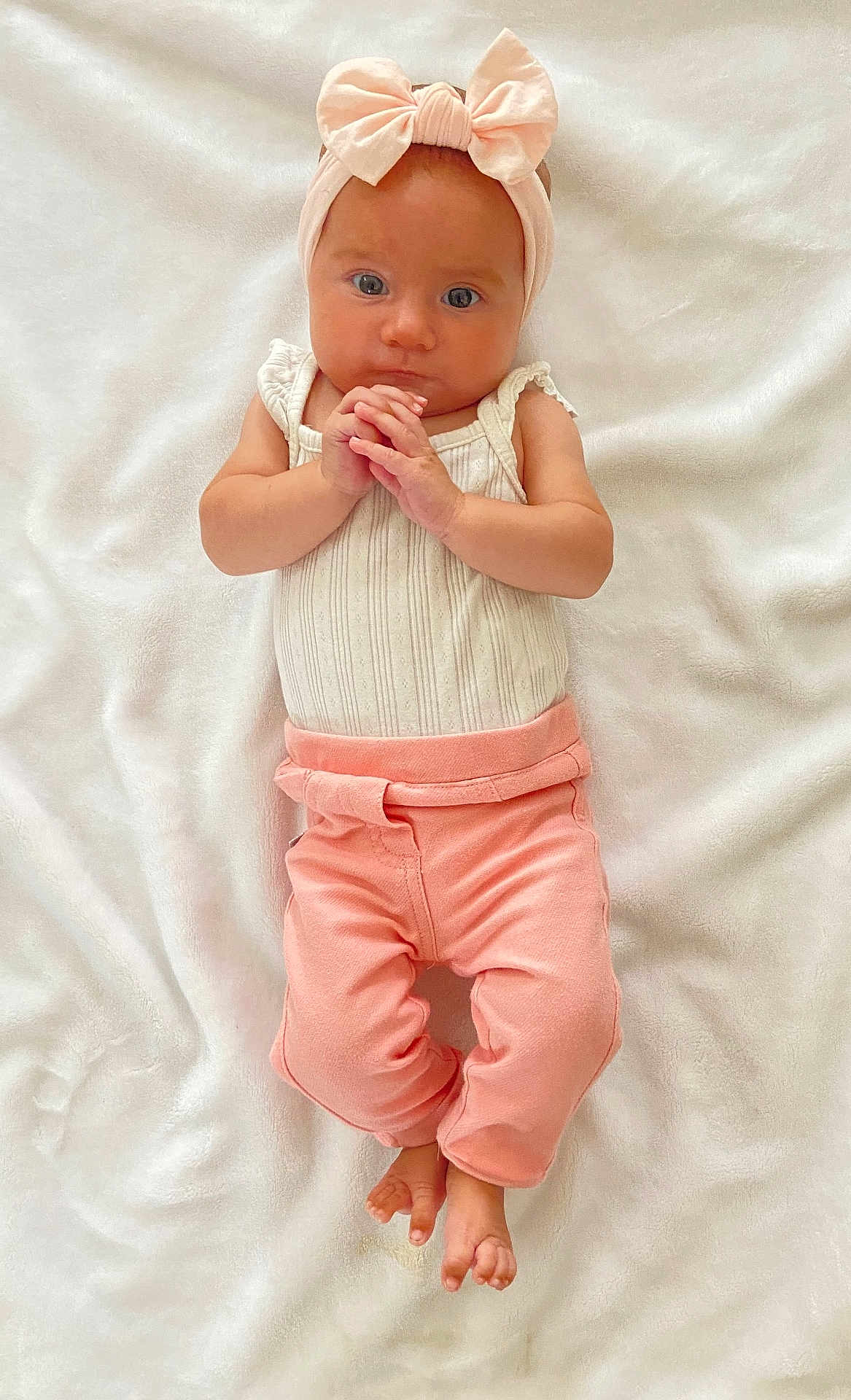 Lise a rejoint le concours — aidez-le/la à gagner de superbes lots ! baby, infant, headband, bow, pink_pants, white_blanket, clothing, hands, feet, portrait, cute, child, laying_down, soft_texture, skin, expression, face, newborn, baby_girl, adorable