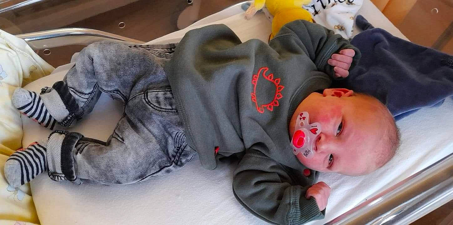 Natheo participe au concours pour gagner de l'argent avec cette photo : baby, baby_products, baby_sleeping, baby_toddler_clothing, child, comfort, person, sweatshirt