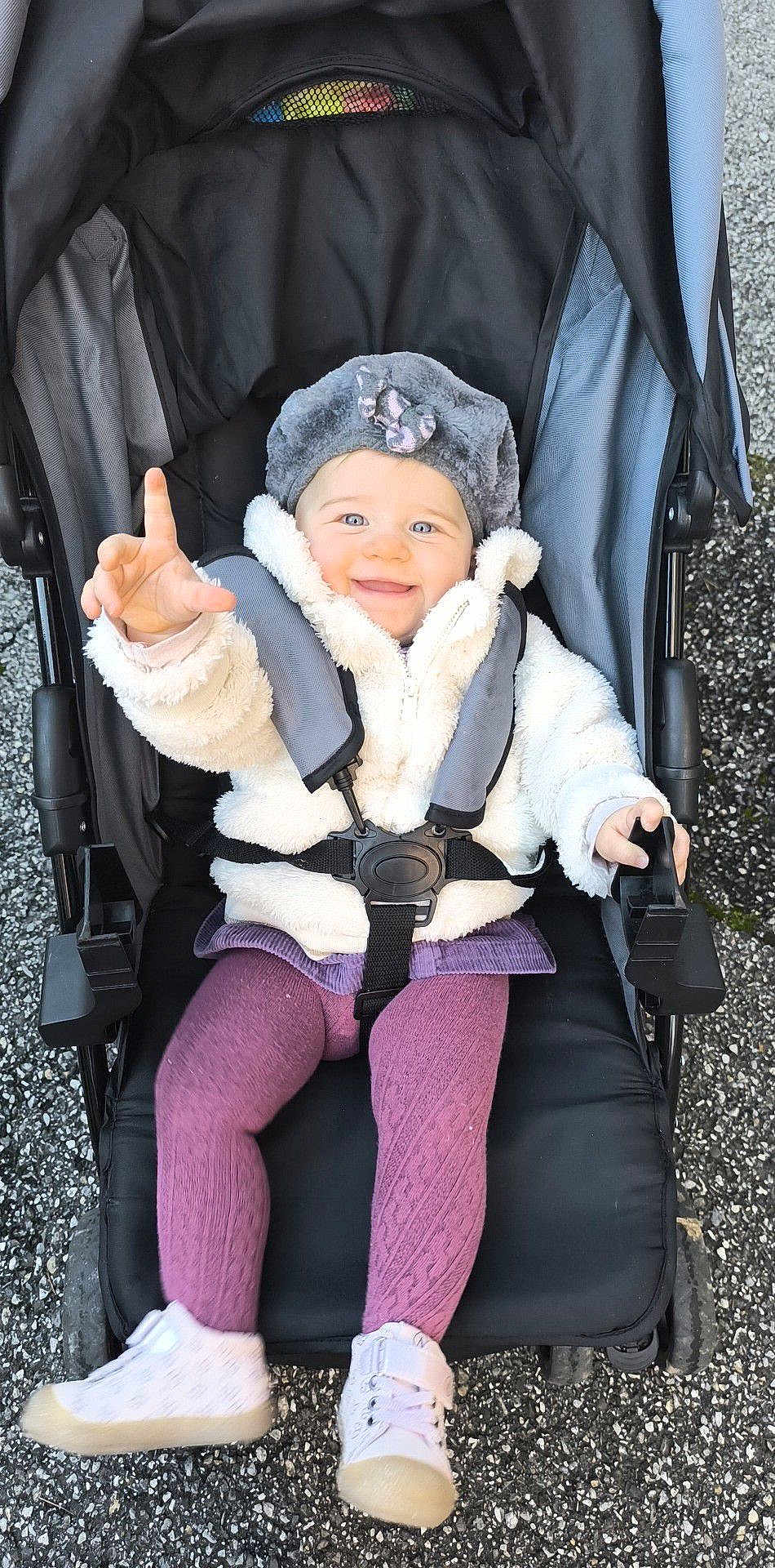 Luna a rejoint le concours — aidez-le/la à gagner de superbes lots ! baby, child, stroller, jacket, hat, smile, happy, outdoor, footwear, tights, person, clothing, seated, baby_shoes, cold_weather, playful, infant, cute, expression, transport