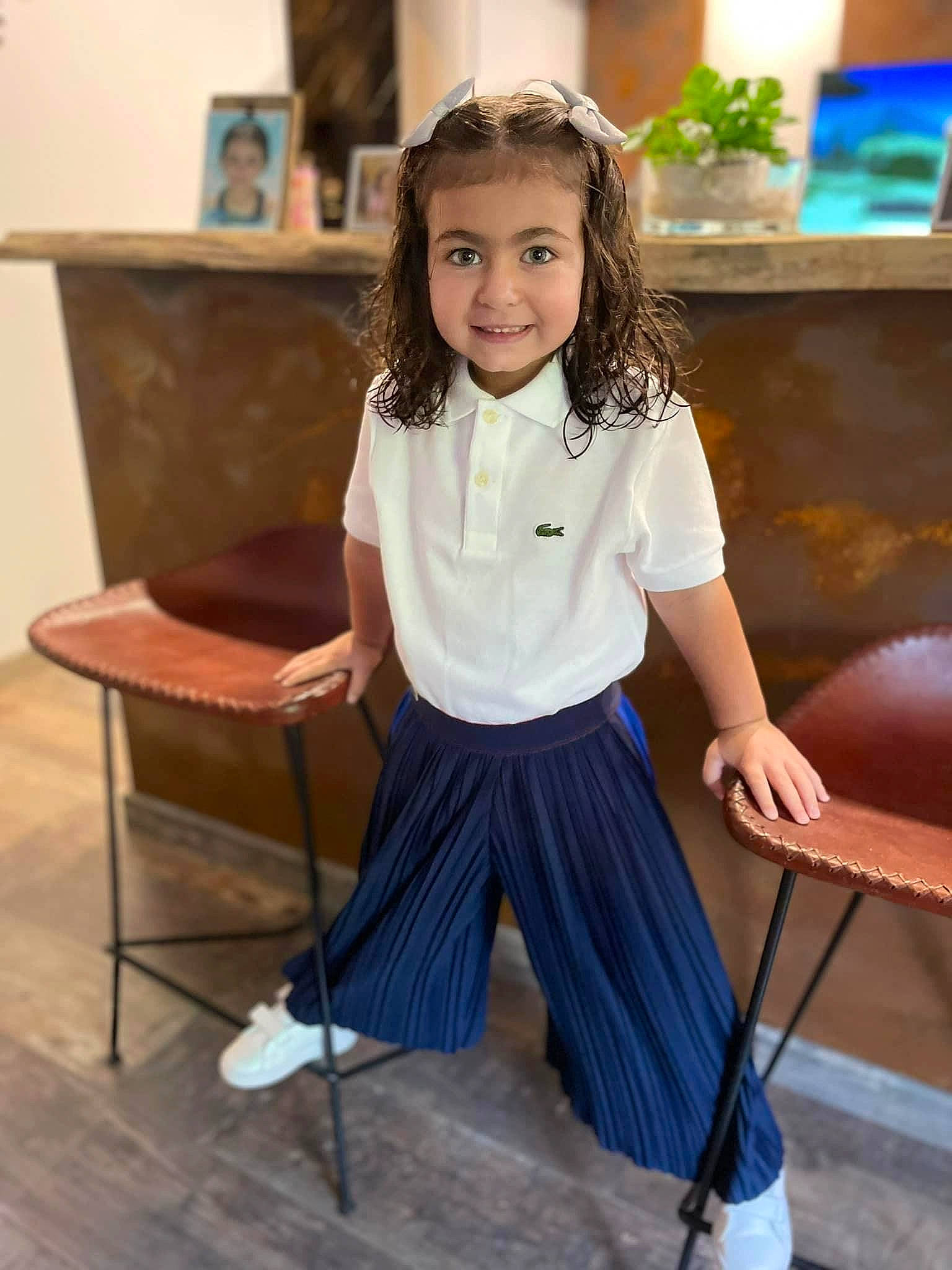 Rose participe au concours pour gagner de l'argent avec cette photo : arm, chair, dress_shirt, fashion_design, furniture, happy, houseplant, joint, joy, leisure, neck, person, shoulder, sitting, sleeve, smile, standing, t_shirt, table, toddler