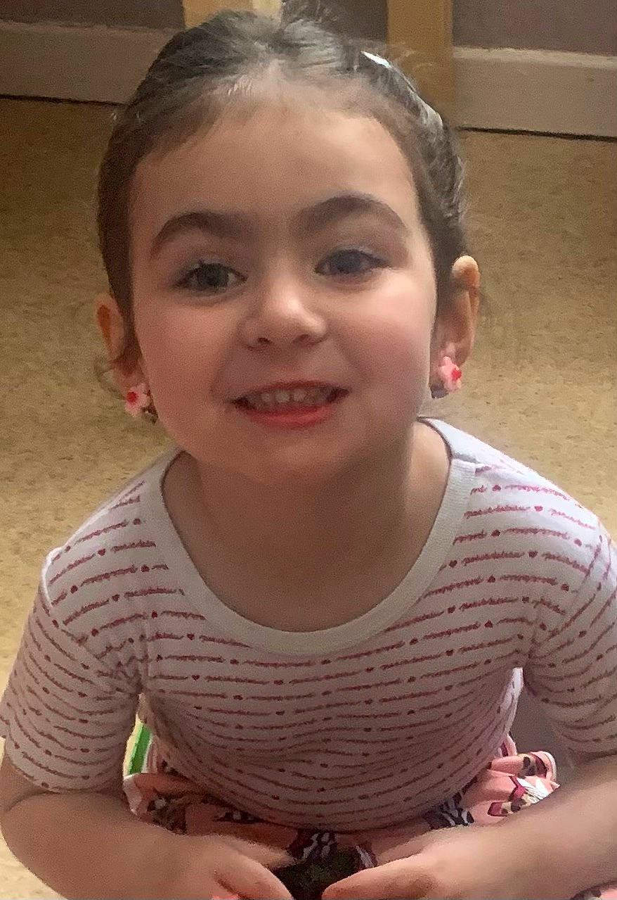 Rose a rejoint le concours — aidez-le/la à gagner de superbes lots ! arm, baby_toddler_clothing, cheek, eyelash, face, finger, gesture, hair, hairstyle, happy, head, iris, joy, lip, mouth, neck, nose, organ, person, skin