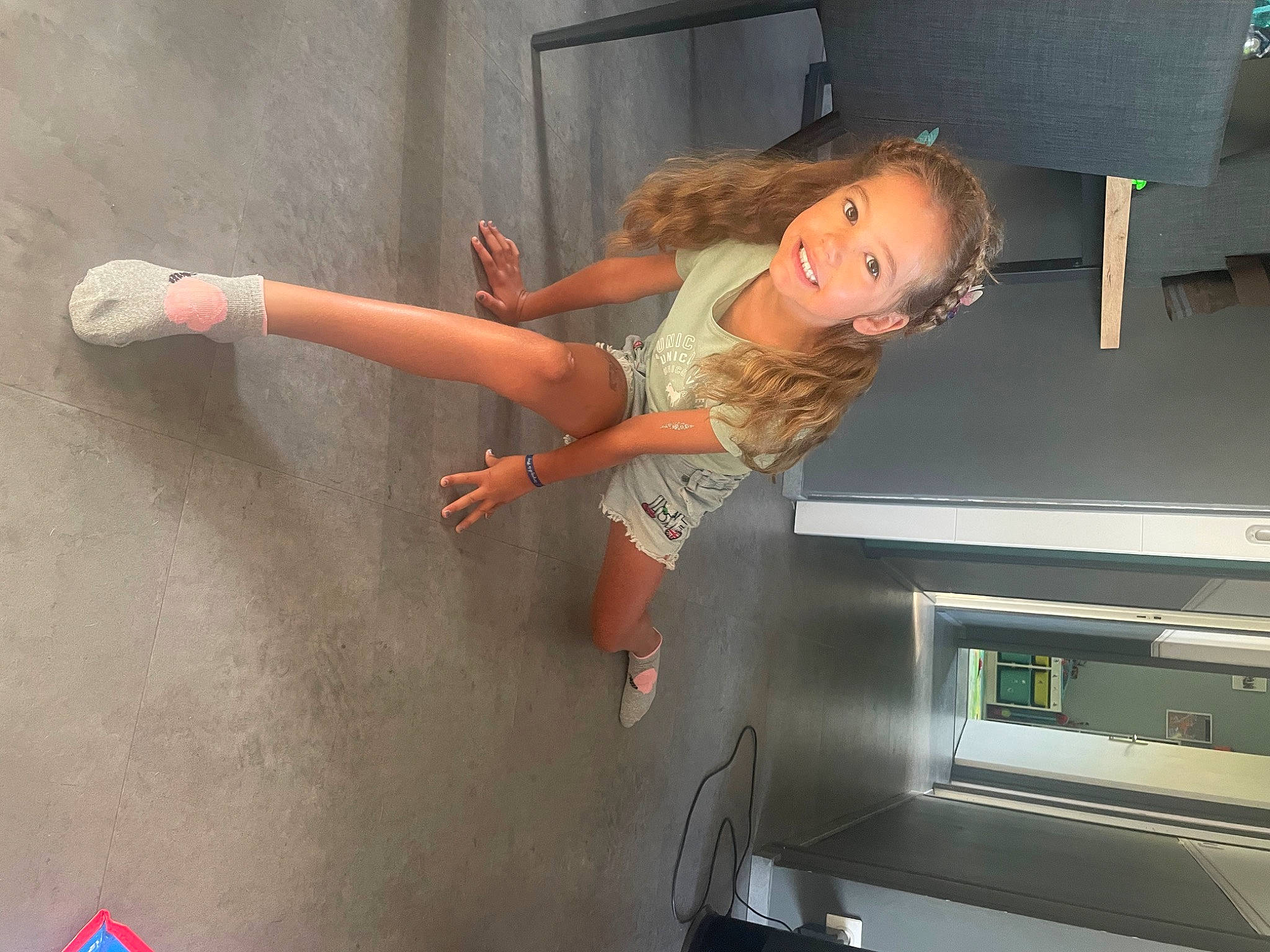 Kassandra a rejoint le concours — aidez-le/la à gagner de superbes lots ! automotive_design, dress, elbow, flash_photography, gas, home_appliance, human_leg, joy, kitchen, kitchen_stove, knee, leg, line, major_appliance, person, snapshot, television_set, thigh, toddler, vehicle_door