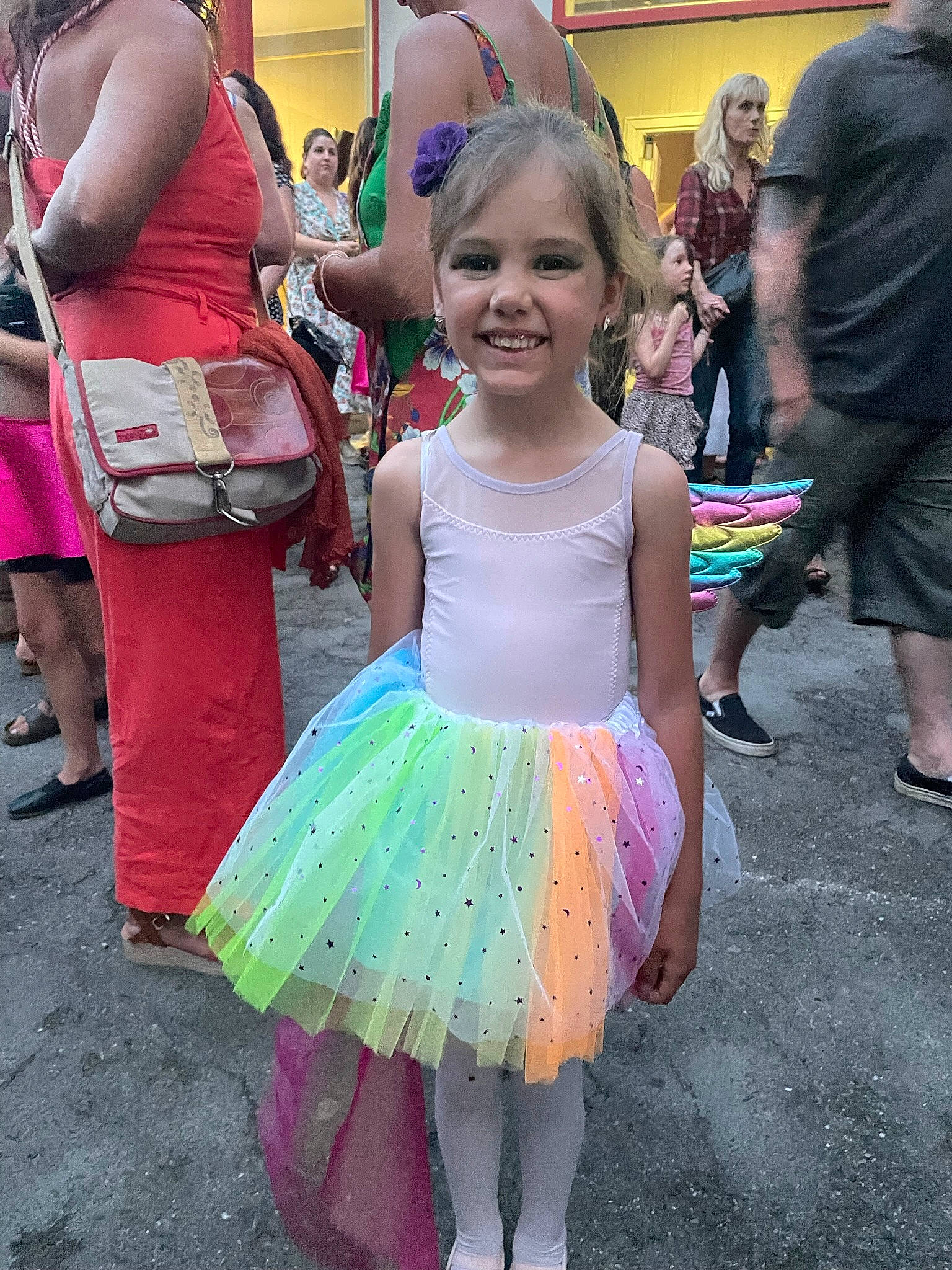 Kassandra participe au concours pour gagner de l'argent avec cette photo : child, clothing, event, fun, hairstyle, happy, joy, leg, leisure, luggage_and_bags, person, pink, public_space, recreation, road, shoe, shorts, smile, sneakers, summer