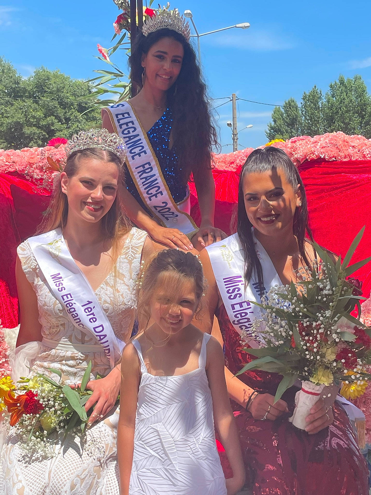 Kassandra participe au concours pour gagner de l'argent avec cette photo : beauty, botany, event, face, facial_expression, fashion, flower, flower_arranging, fun, happy, interaction, jewellery, joy, necklace, person, photograph, pink, plant, sky, smile