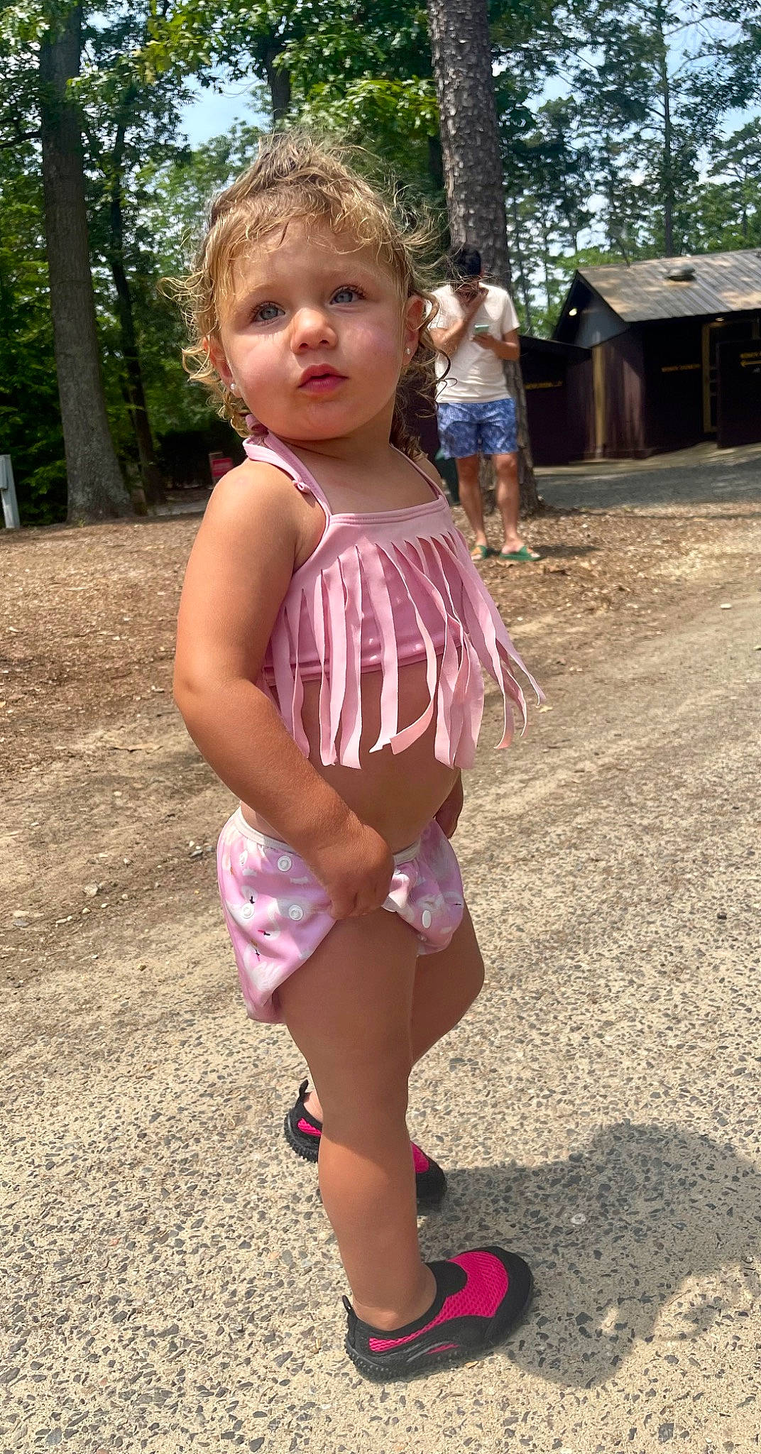 Italia is registered to the contest to win money with this photo: blond, child, fun, grass, happy, human_leg, knee, leisure, magenta, people_in_nature, person, pink, plant, recreation, summer, t_shirt, thigh, toddler, tree, vacation