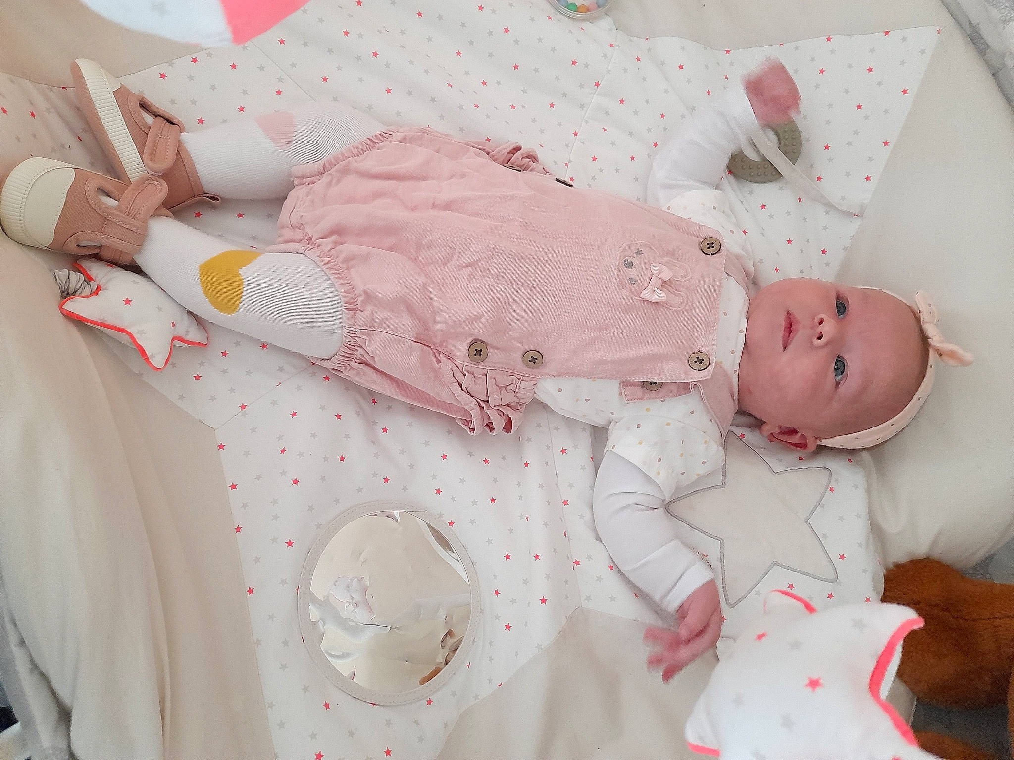 Elena participe au concours pour gagner de l'argent avec cette photo : baby, baby_products, baby_toddler_clothing, bedding, child, comfort, dress, hand, human_leg, linens, pattern, peach, person, pink, product, room, skin, sleeve, textile, toddler