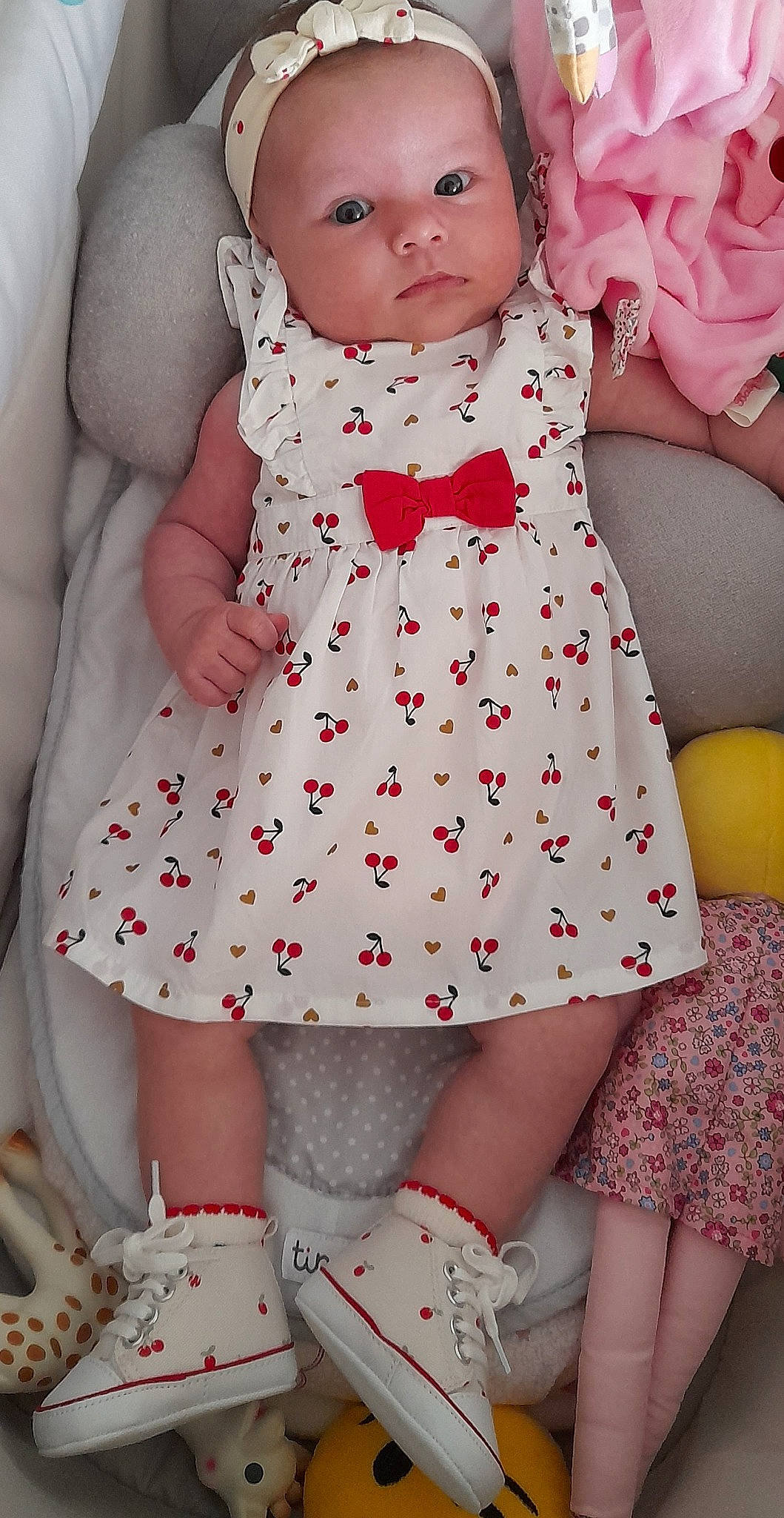 Elena participe au concours pour gagner de l'argent avec cette photo : arm, baby_toddler_clothing, clothing, day_dress, dress, fashion, green, hairstyle, hand, human_body, joint, leg, neck, one_piece_garment, outerwear, person, pink, skin, sleeve, textile