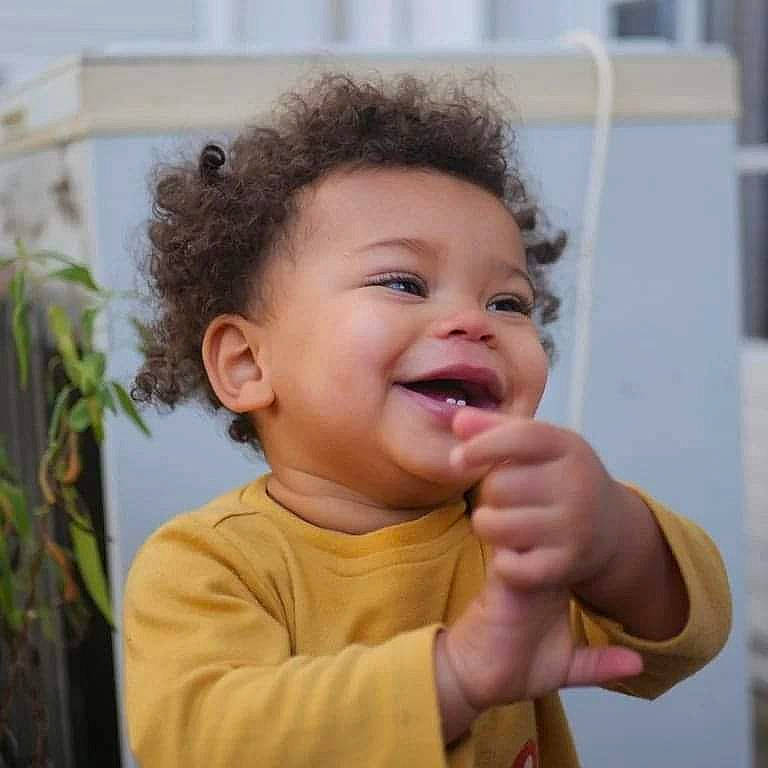 Isaac a rejoint le concours — aidez-le/la à gagner de superbes lots ! cheek, child, ear, eyelash, face, finger, gesture, hand, happy, iris, lip, nose, person, plant, skin, sleeve, smile, thumb, toddler, tooth