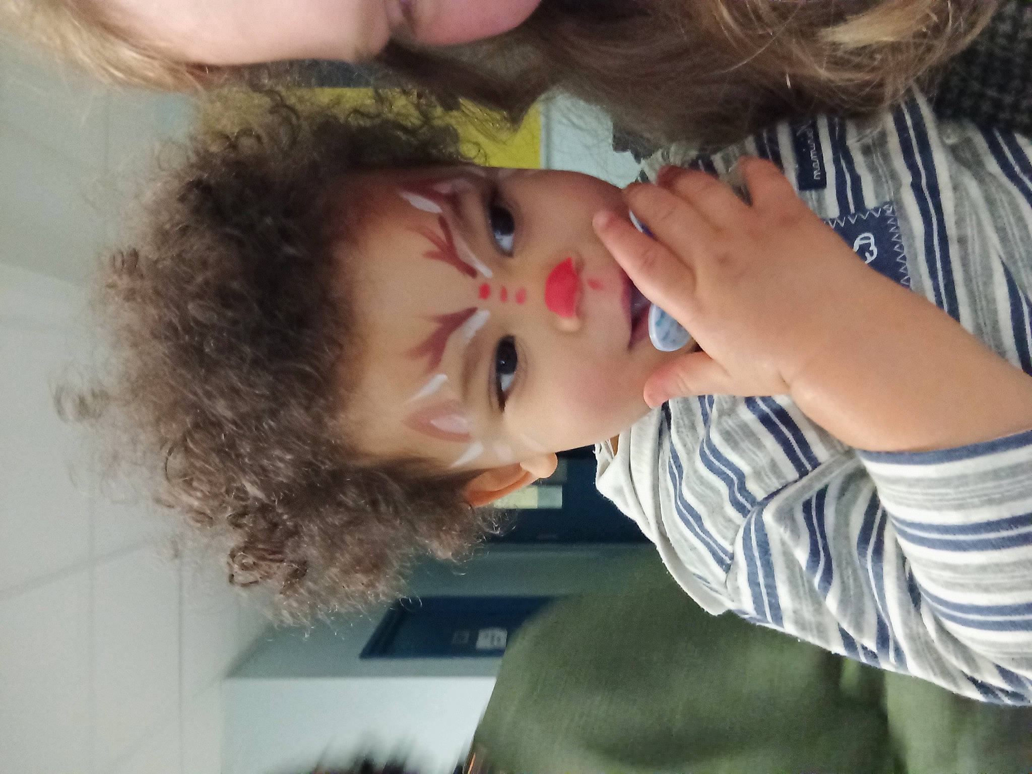 Isaac a rejoint le concours — aidez-le/la à gagner de superbes lots ! arm, black_hair, cheek, chin, ear, eye, eyebrow, eyelash, forehead, gesture, happy, iris, jaw, lip, long_hair, mouth, neck, nose, person, skin