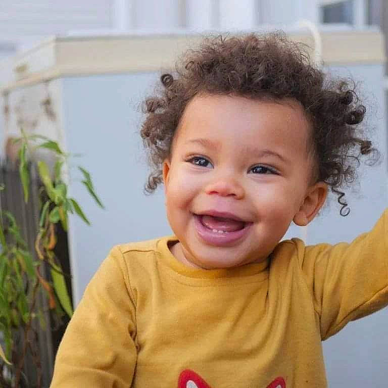 Isaac participe au concours pour gagner de l'argent avec cette photo : arm, cheek, chin, eye, eyebrow, face, forehead, hair, hairstyle, happy, head, iris, joy, lip, mouth, neck, nose, person, plant, skin