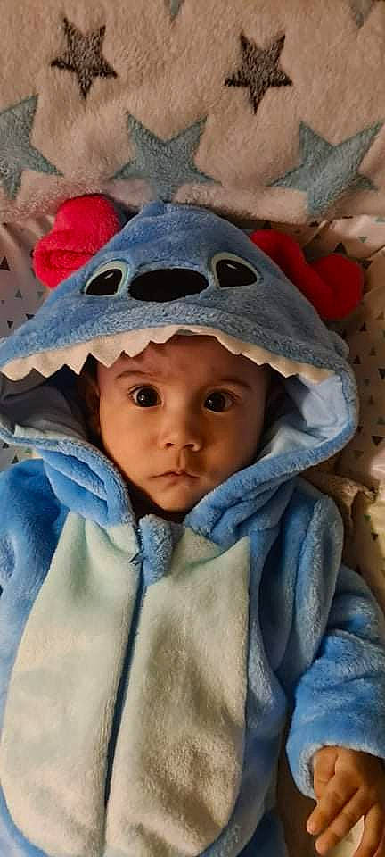 Tonio participe au concours pour gagner de l'argent avec cette photo : baby, beanie, cap, carmine, cheek, child, chin, eye, fashion_accessory, fun, fur, headwear, linens, mouth, nose, outerwear, pattern, person, portrait_photography, sunglasses