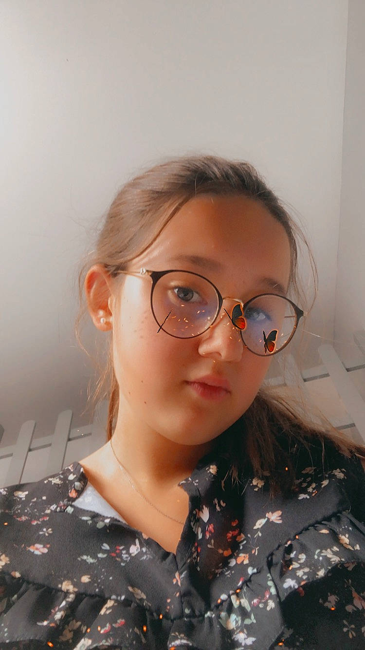 Ambre a rejoint le concours — aidez-le/la à gagner de superbes lots ! black_hair, brown_hair, cheek, ear, eyelash, eyewear, fashion_design, flash_photography, forehead, fun, glasses, jaw, lip, long_hair, nose, pattern, person, selfie, sleeve, throat