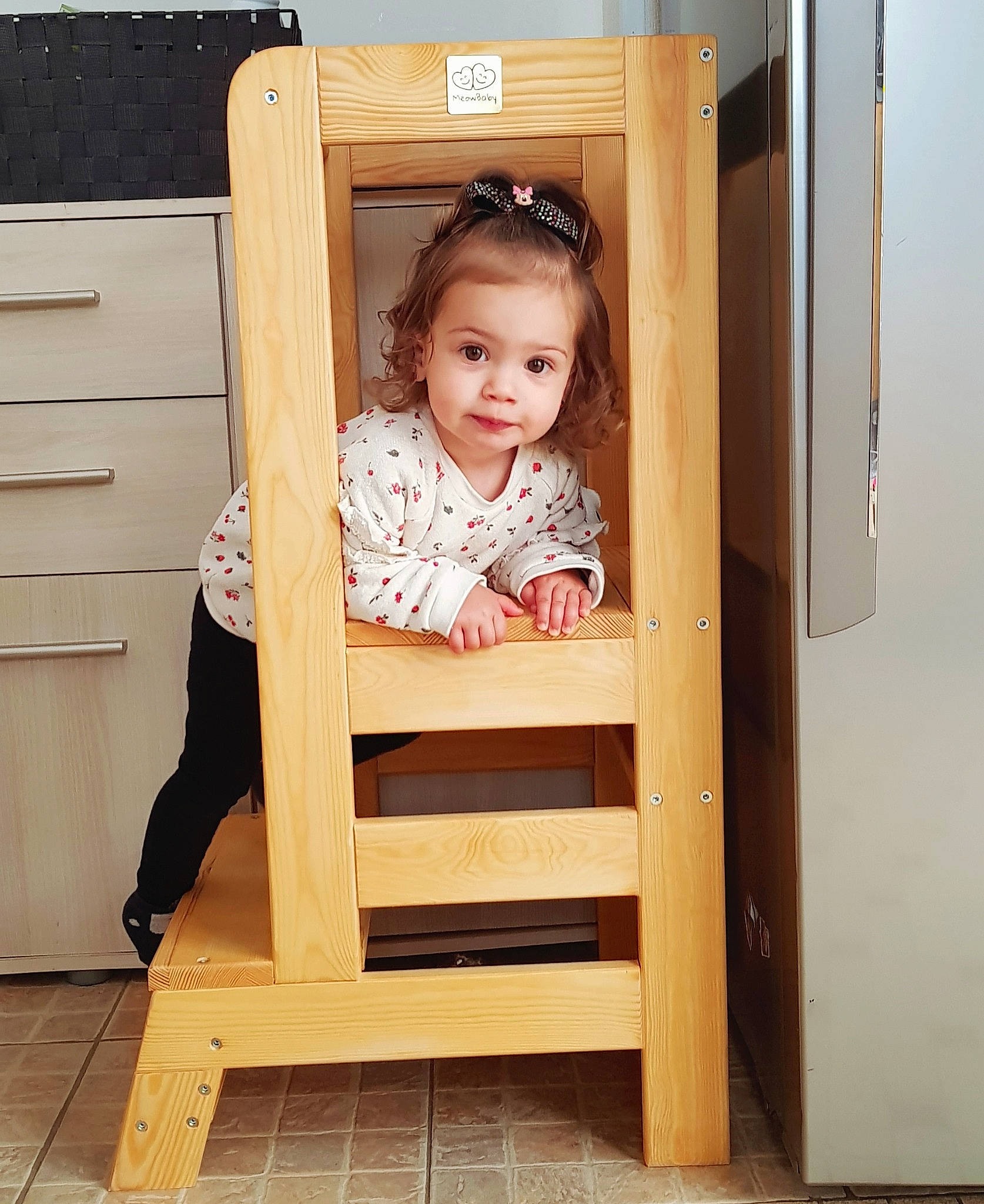 Alizee a rejoint le concours — aidez-le/la à gagner de superbes lots ! baby_toddler_clothing, cabinetry, chair, chest, chiffonier, comfort, drawer, dresser, face, furniture, hardwood, house, leg, person, rectangle, room, sitting, sleeve, toddler, wood