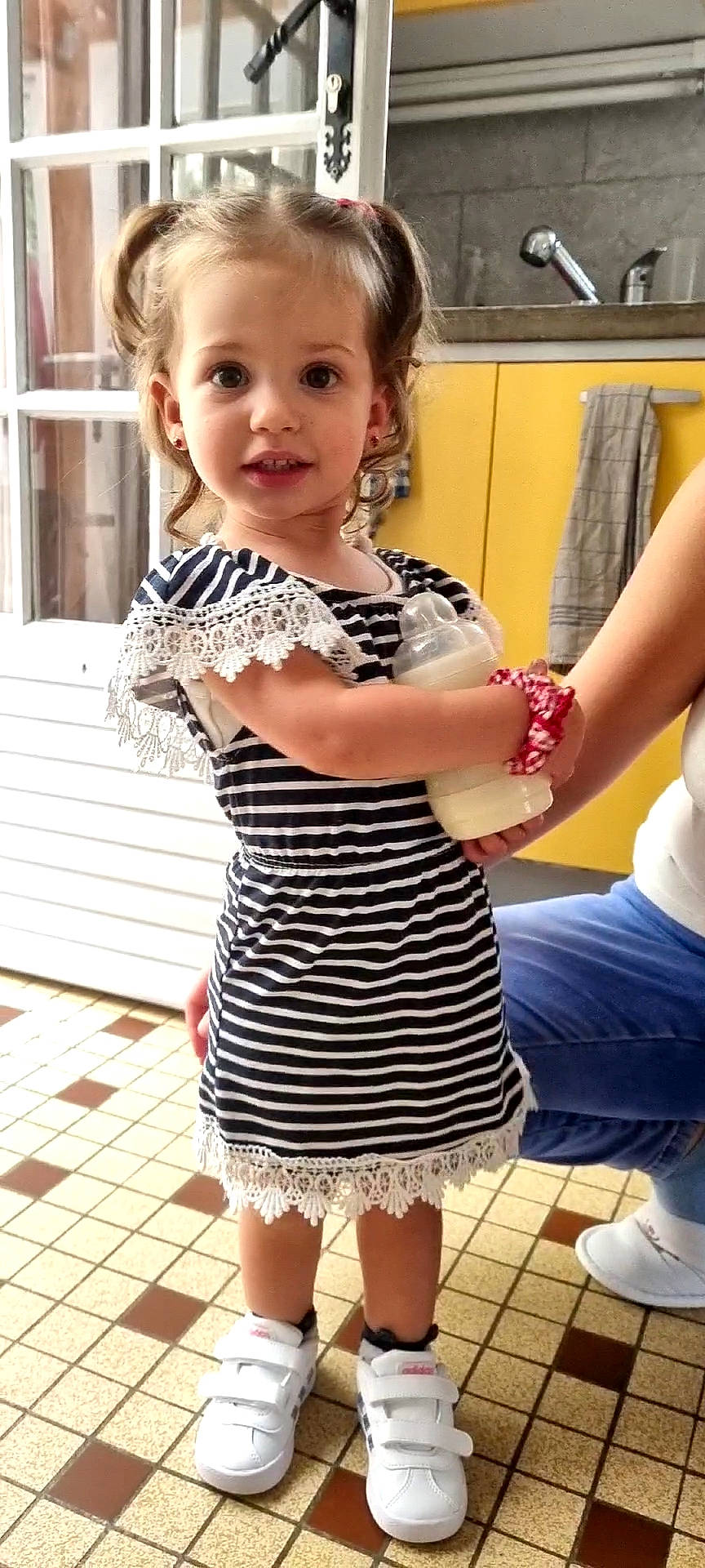 Alizee a rejoint le concours — aidez-le/la à gagner de superbes lots ! blue, dress, facial_expression, finger, gesture, hairstyle, hand, human, joint, neck, one_piece_garment, organ, person, skin, sleeve, smile, thigh, thumb, toddler, waist