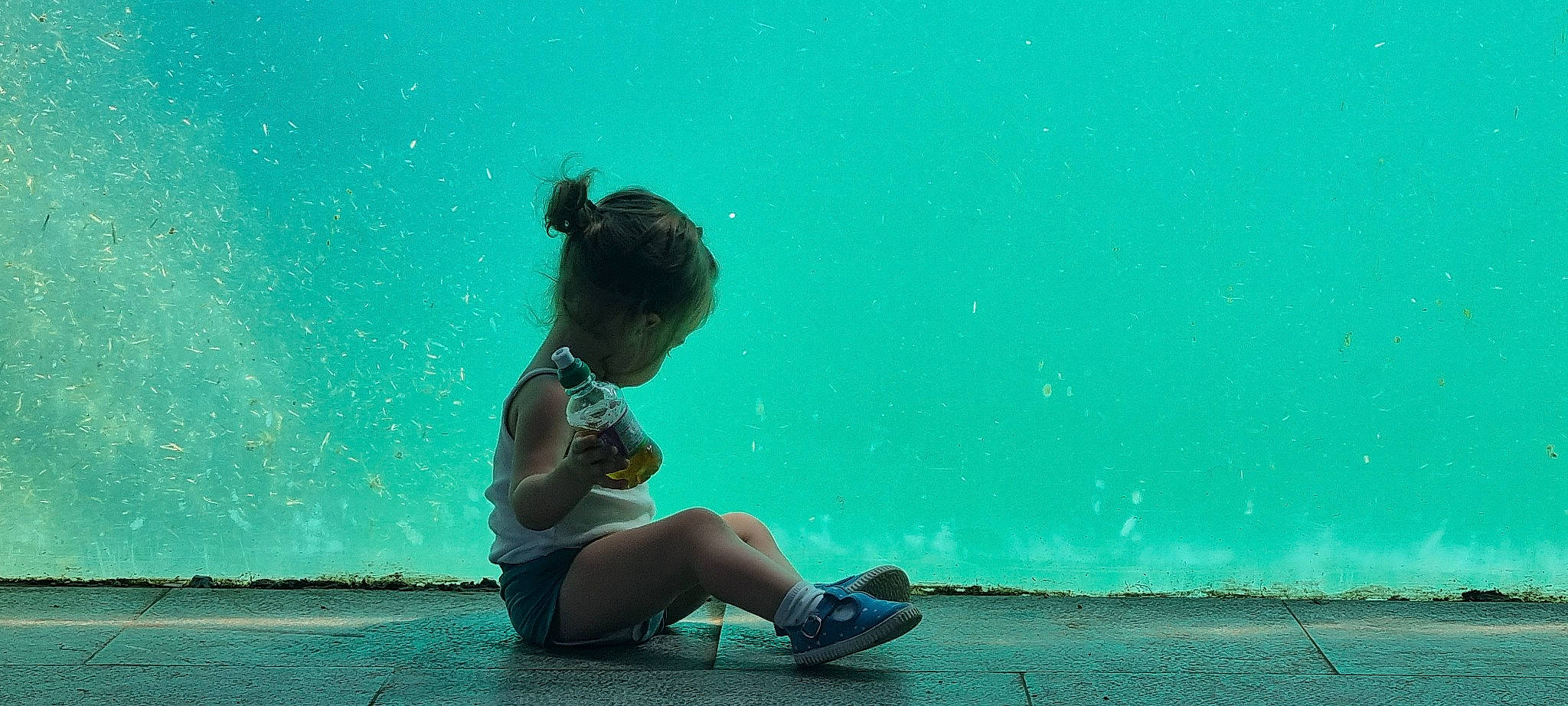 Alizee participe au concours pour gagner de l'argent avec cette photo : aqua, azure, electric_blue, flash_photography, flooring, fun, grass, hair, happy, human_body, human_leg, knee, leg, leisure, people_in_nature, person, recreation, sky, tints_and_shades, toddler