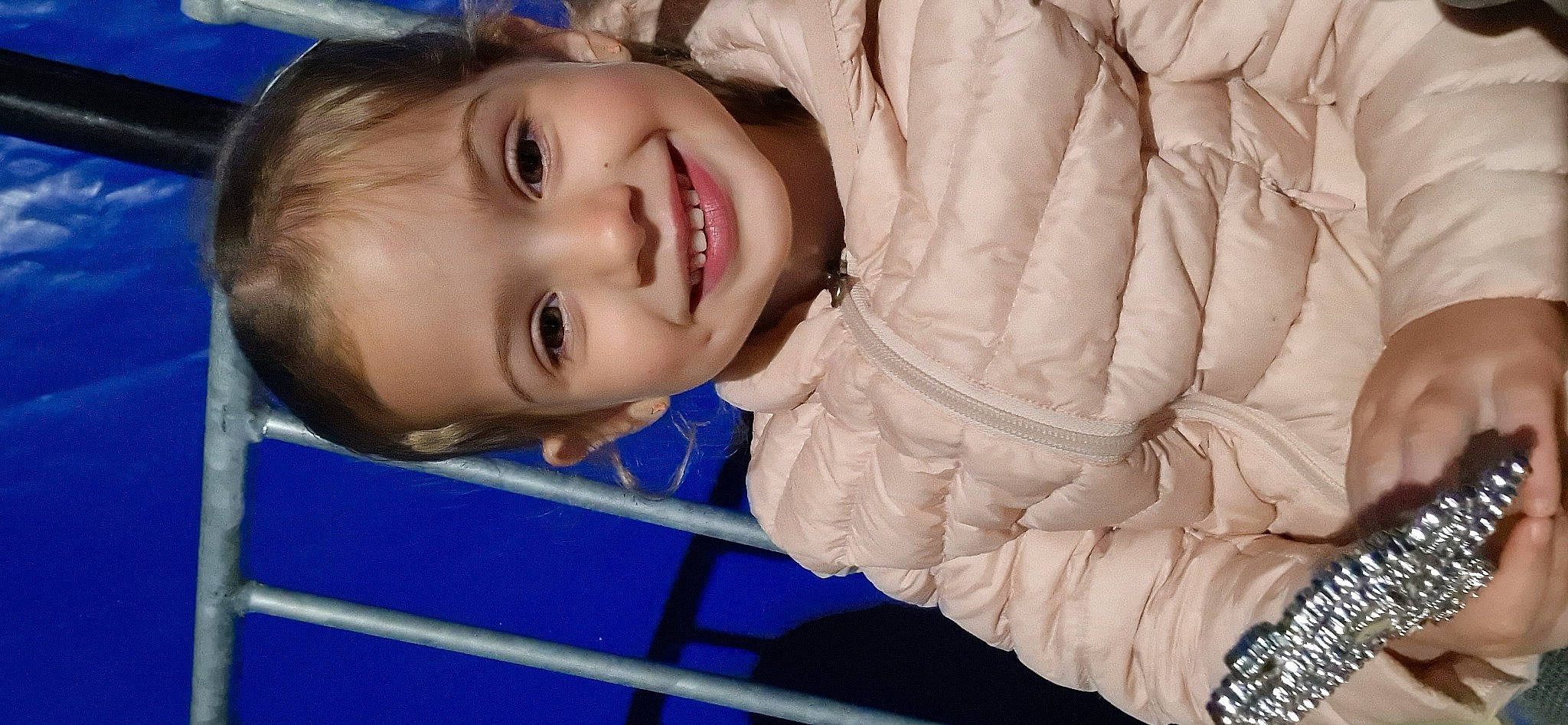 Alizée a rejoint le concours — aidez-le/la à gagner de superbes lots ! baby_laughing, blue, cheek, eye, finger, flash_photography, fun, gesture, glove, happy, head, human_body, iris, joy, mouth, nose, person, skin, sleeve, smile