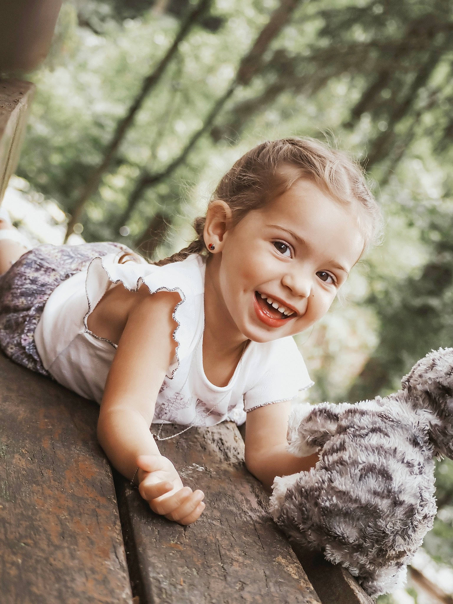 Alizée participe au concours pour gagner de l'argent avec cette photo : blond, child, flash_photography, forest, gesture, grass, hair, hand, happy, joy, leaf, nature, people_in_nature, person, plant, sitting, skin, smile, toddler, tree