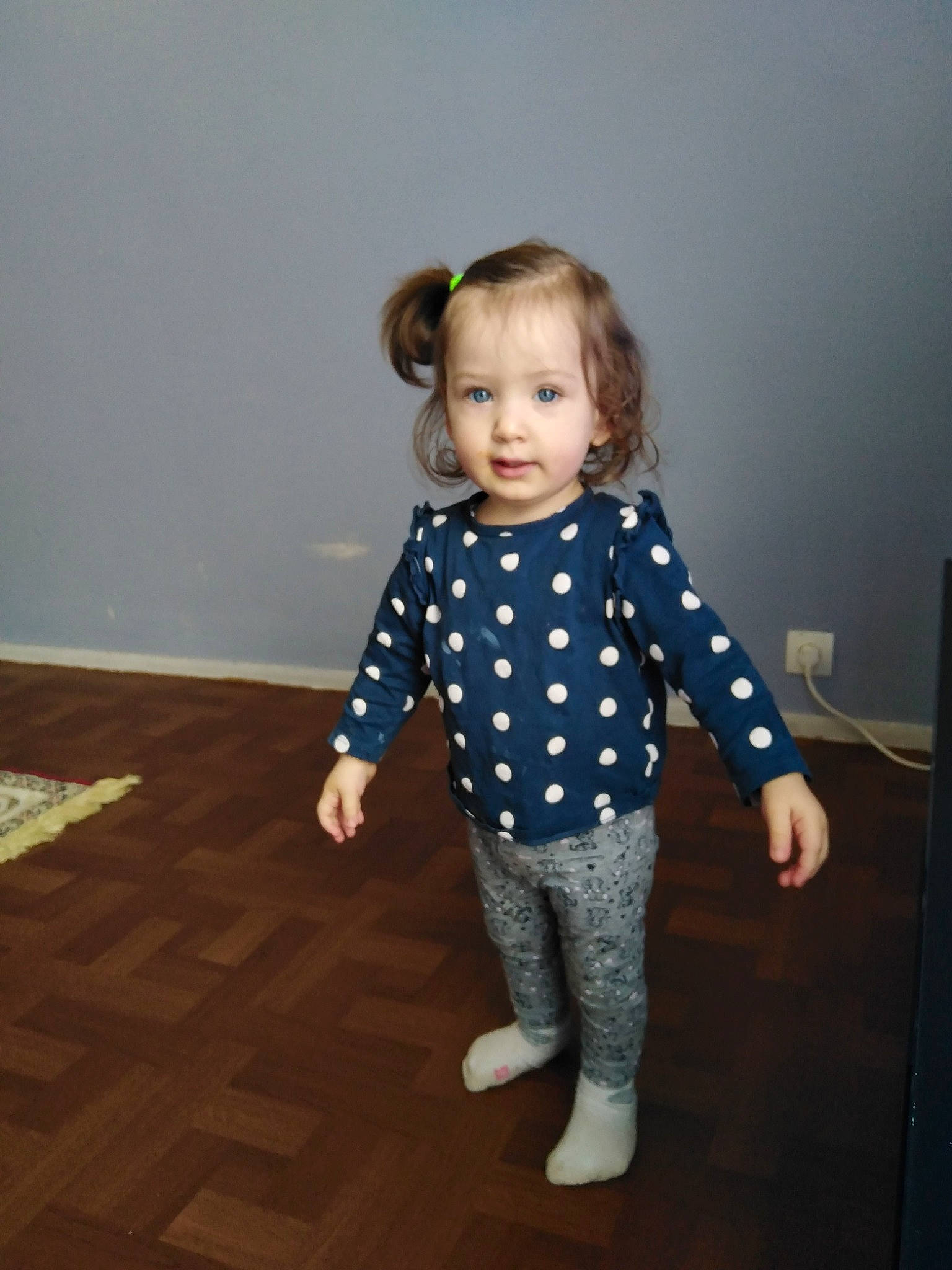 Dania a rejoint le concours — aidez-le/la à gagner de superbes lots ! baby, baby_toddler_clothing, child, design, dress, floor, flooring, outerwear, pattern, person, play, polka_dot, shoe, sleeve, standing, t_shirt, toddler