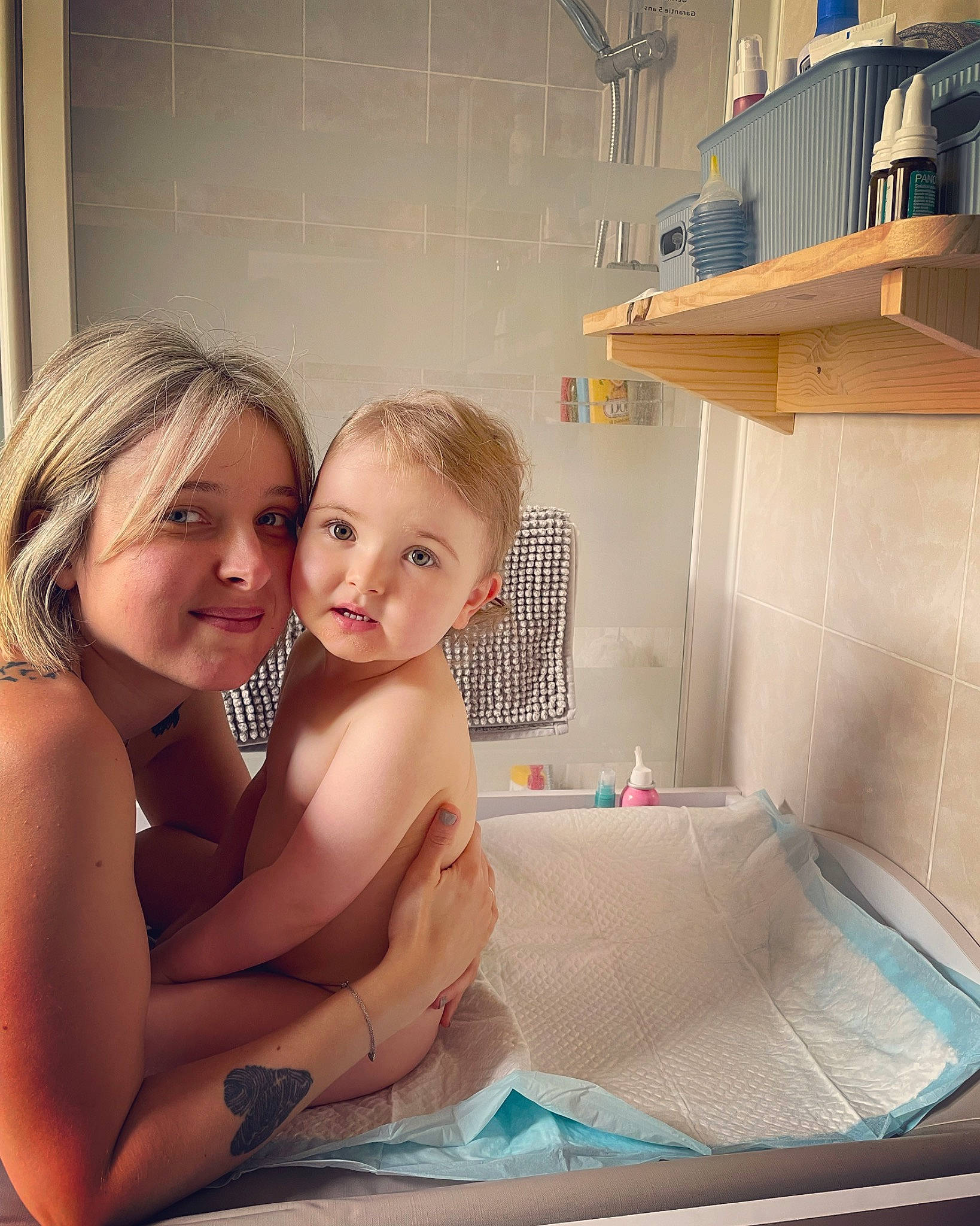 Hazel a rejoint le concours — aidez-le/la à gagner de superbes lots ! art, baby, bathing, bathtub, brassiere, chest, child, comfort, flooring, fun, happy, joy, leisure, person, plumbing, product, room, shelf, smile, swimwear