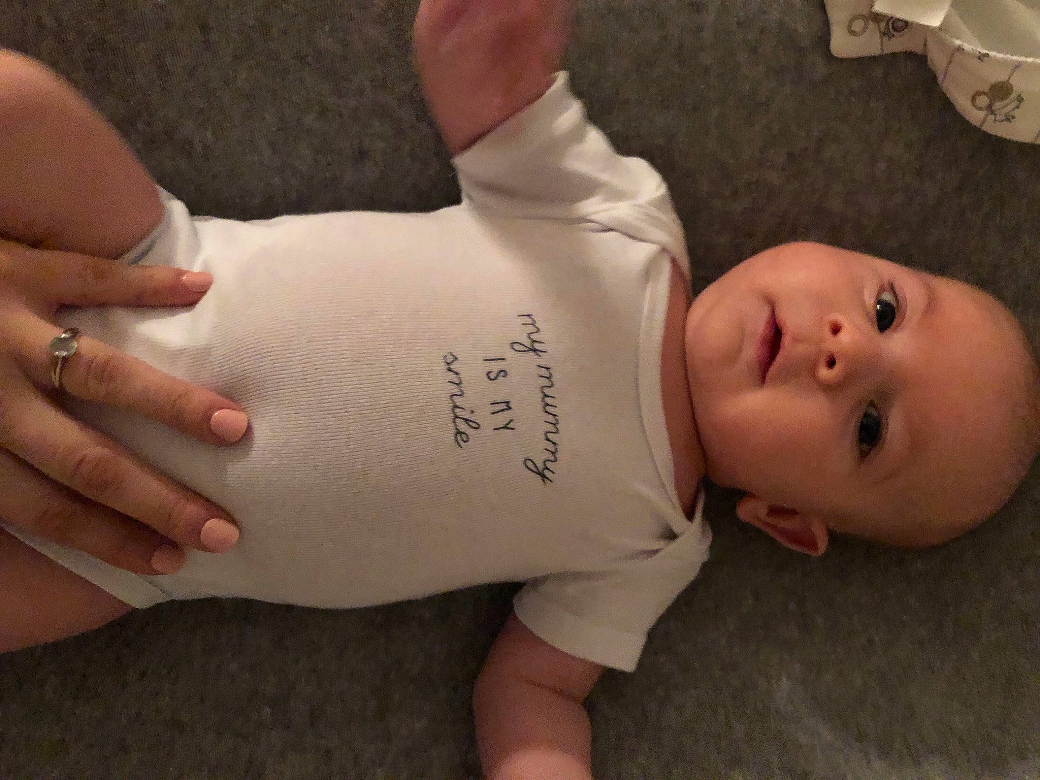 Arthur participe au concours pour gagner de l'argent avec cette photo : baby, baby_products, baby_toddler_clothing, cheek, child, finger, gesture, hand, human, nail, organ, person, ring, skin, thumb, wedding_ring, wrist